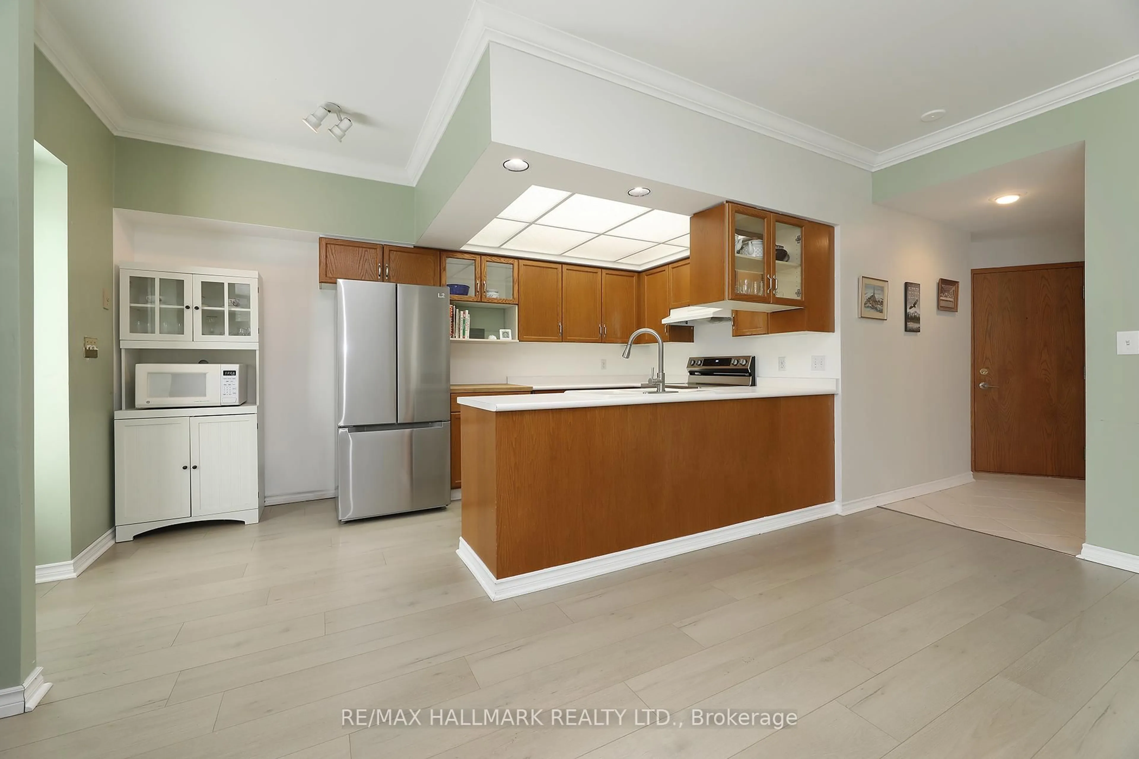 Standard kitchen, ceramic/tile floor for 21 George St #305, Aurora Ontario L4G 2S1