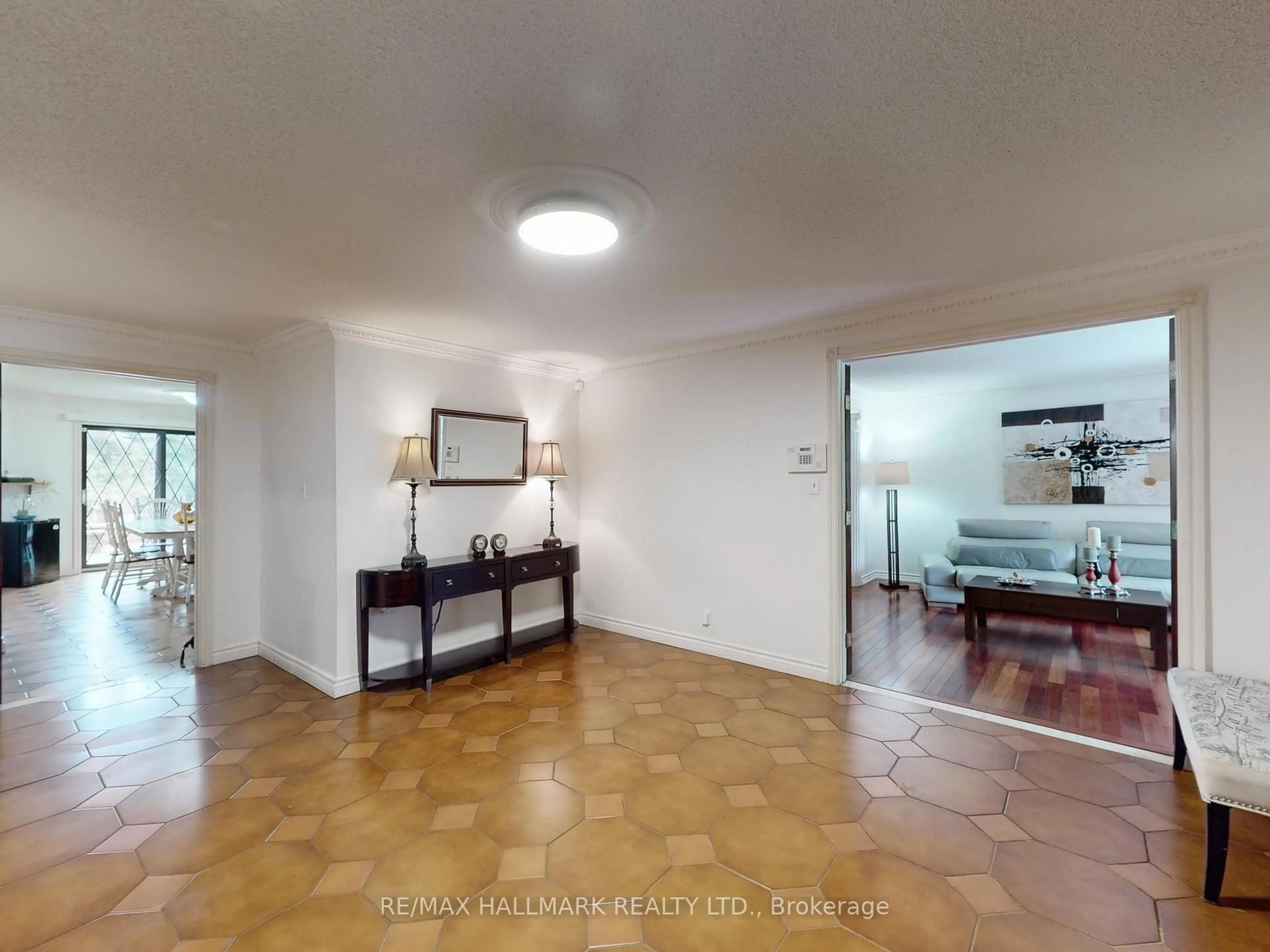 Indoor foyer for 95 Pemberton Rd, Richmond Hill Ontario L4C 3T6