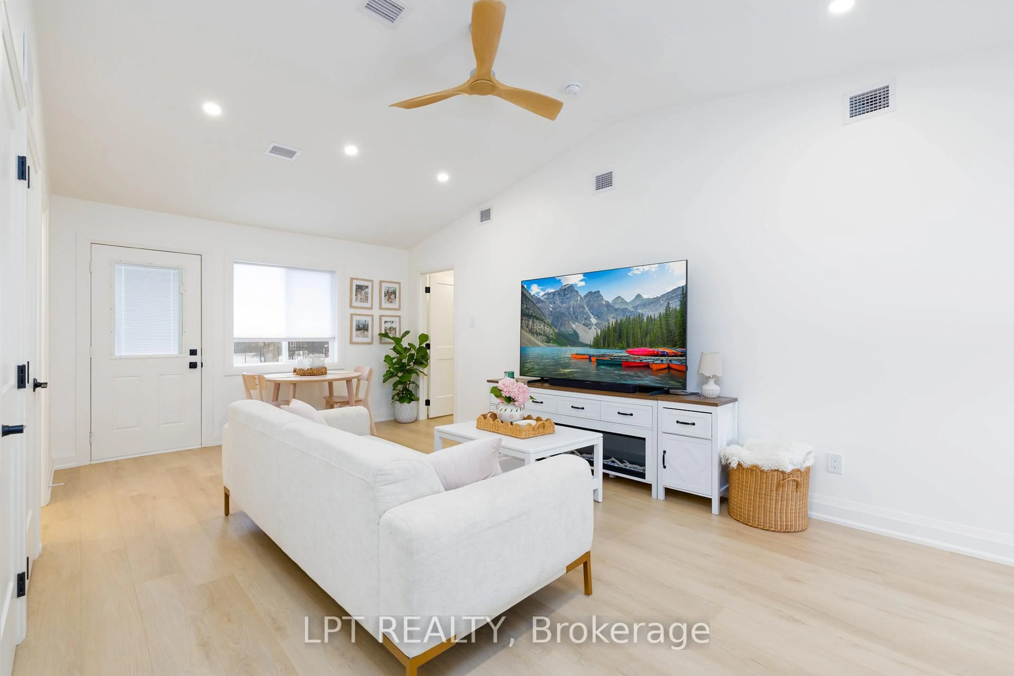 Home theater for 808 Montsell Ave, Georgina Ontario L0E 1S0