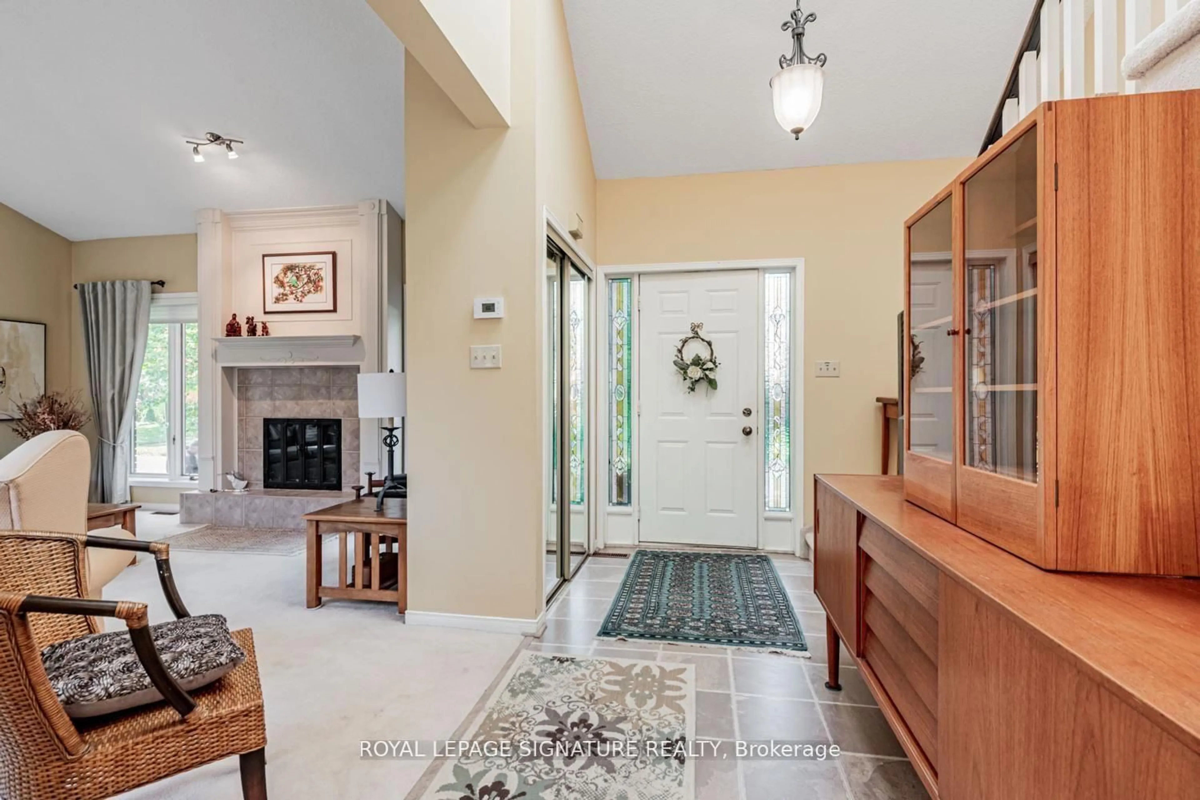 Indoor entryway for 25 Riverview Rd, New Tecumseth Ontario L9R 1R9