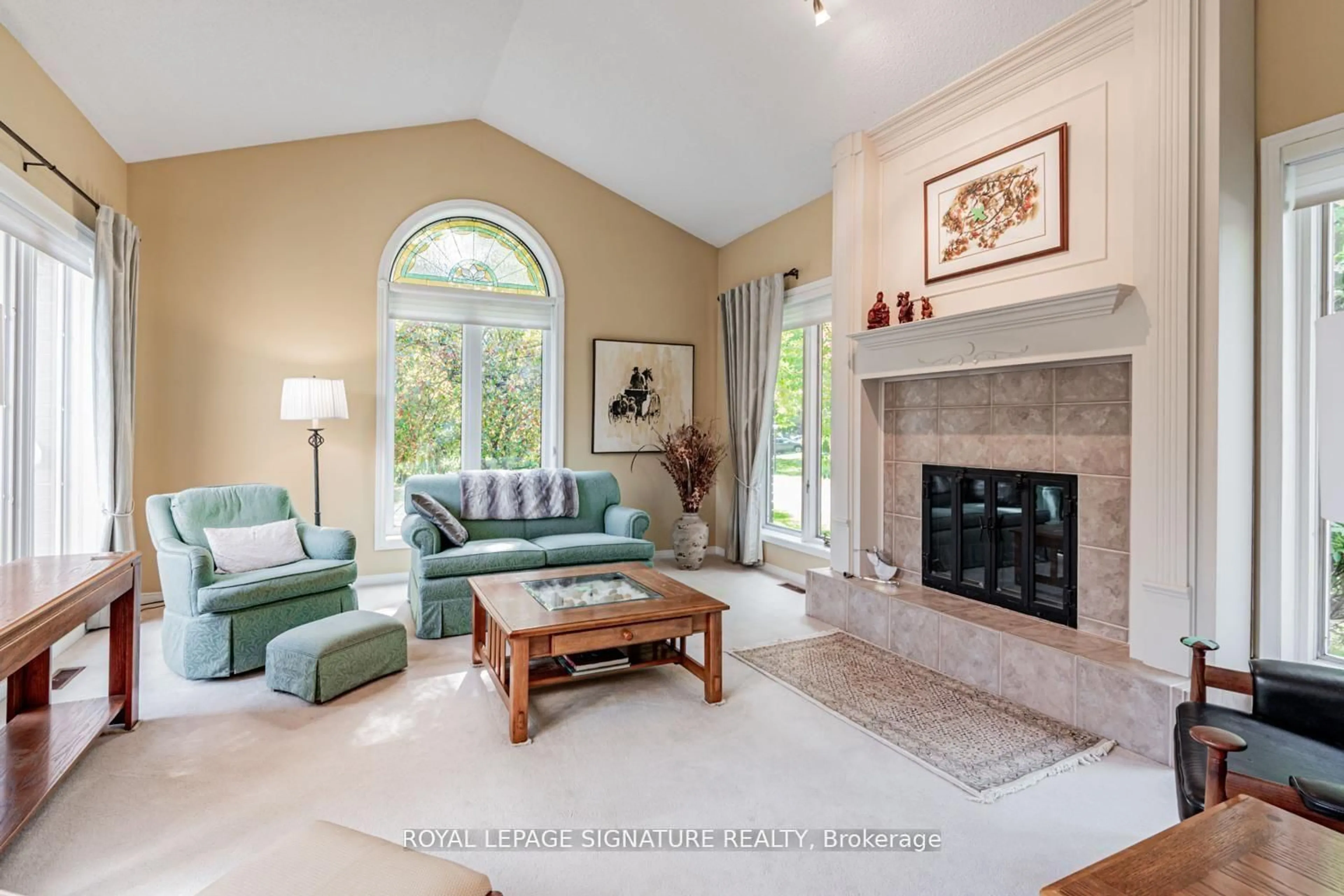 Living room with furniture, ceramic/tile floor for 25 Riverview Rd, New Tecumseth Ontario L9R 1R9