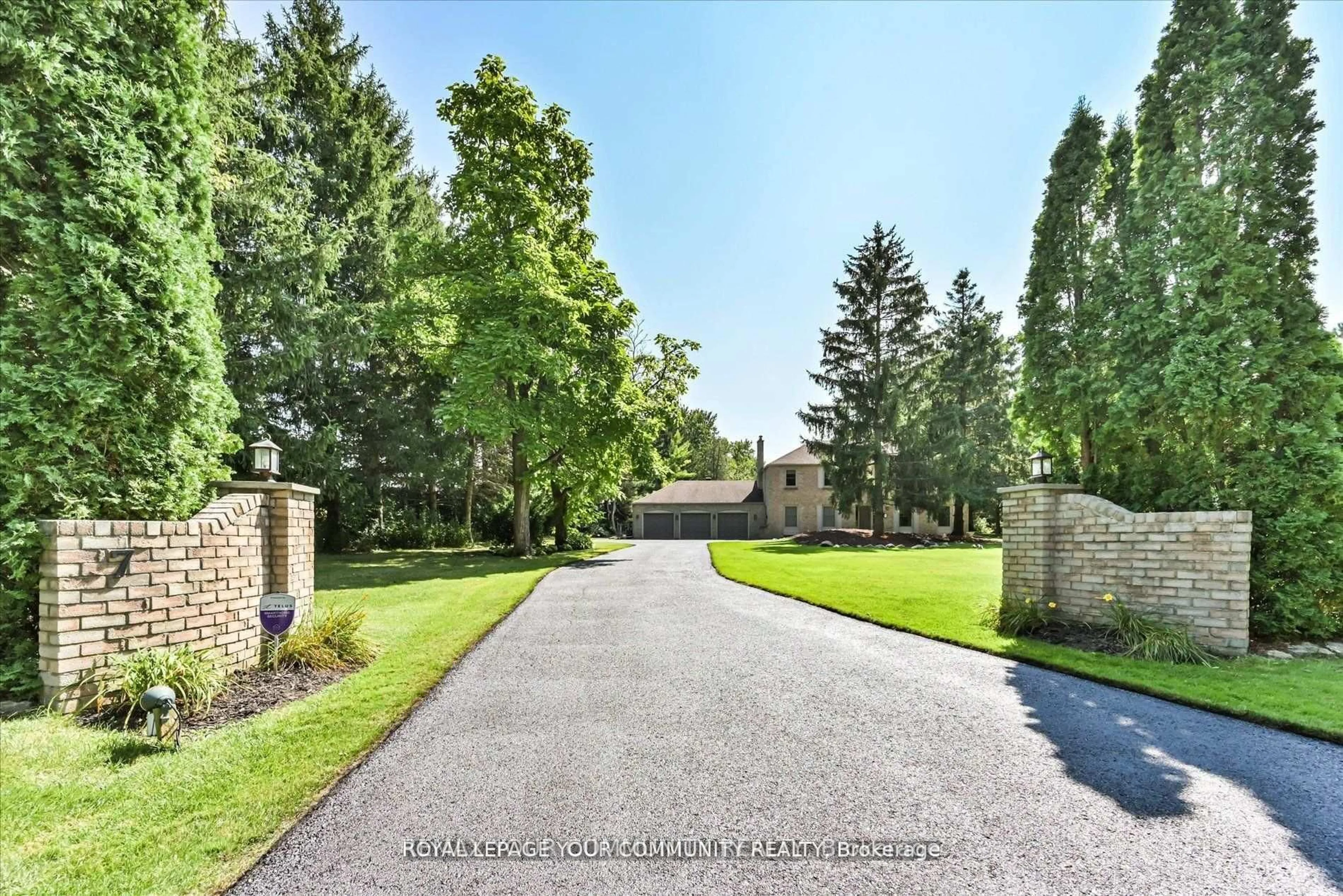 A pic from outside/outdoor area/front of a property/back of a property/a pic from drone, street for 7 Skyview Lane, Aurora Ontario L4G 6W5