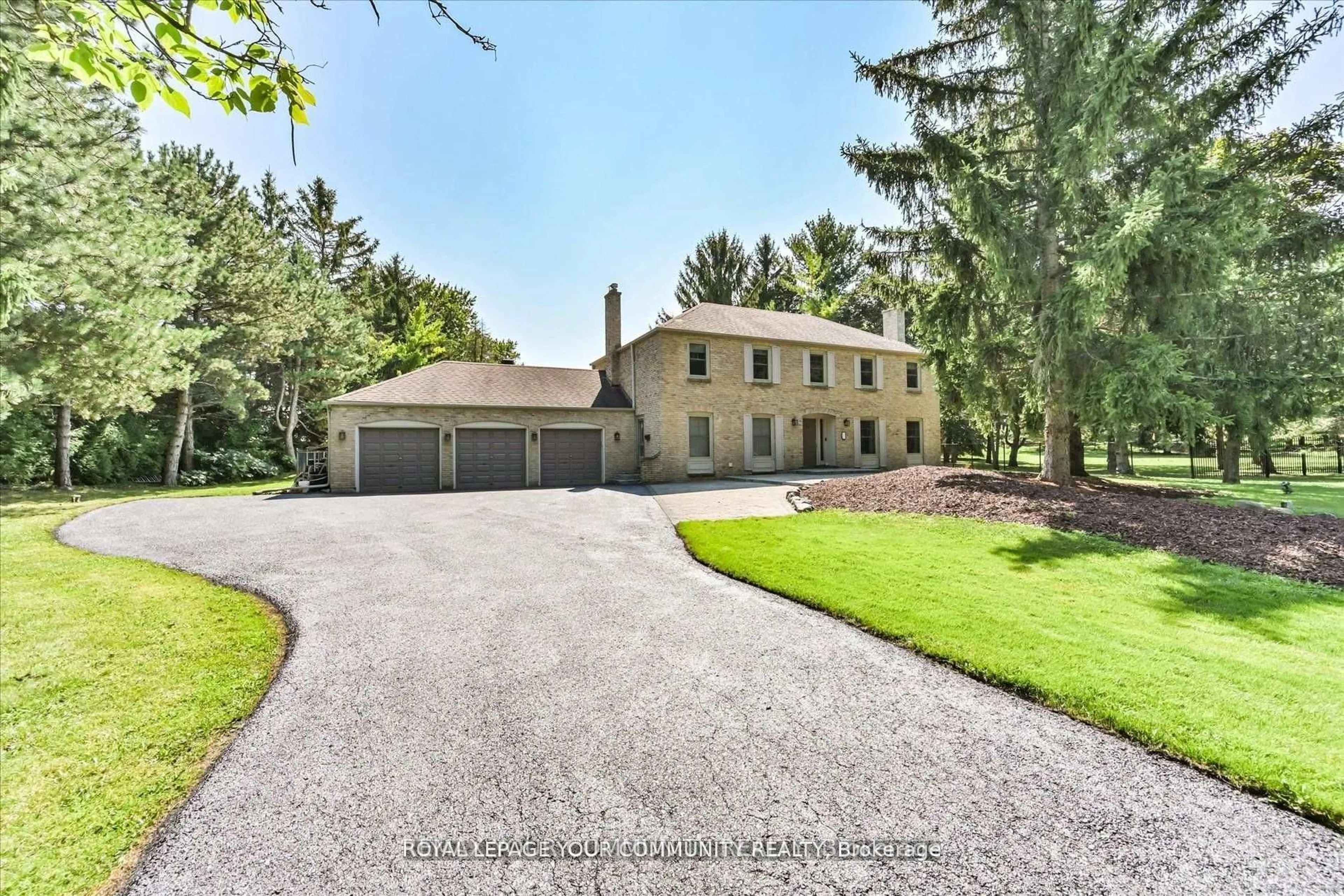 A pic from outside/outdoor area/front of a property/back of a property/a pic from drone, street for 7 Skyview Lane, Aurora Ontario L4G 6W5