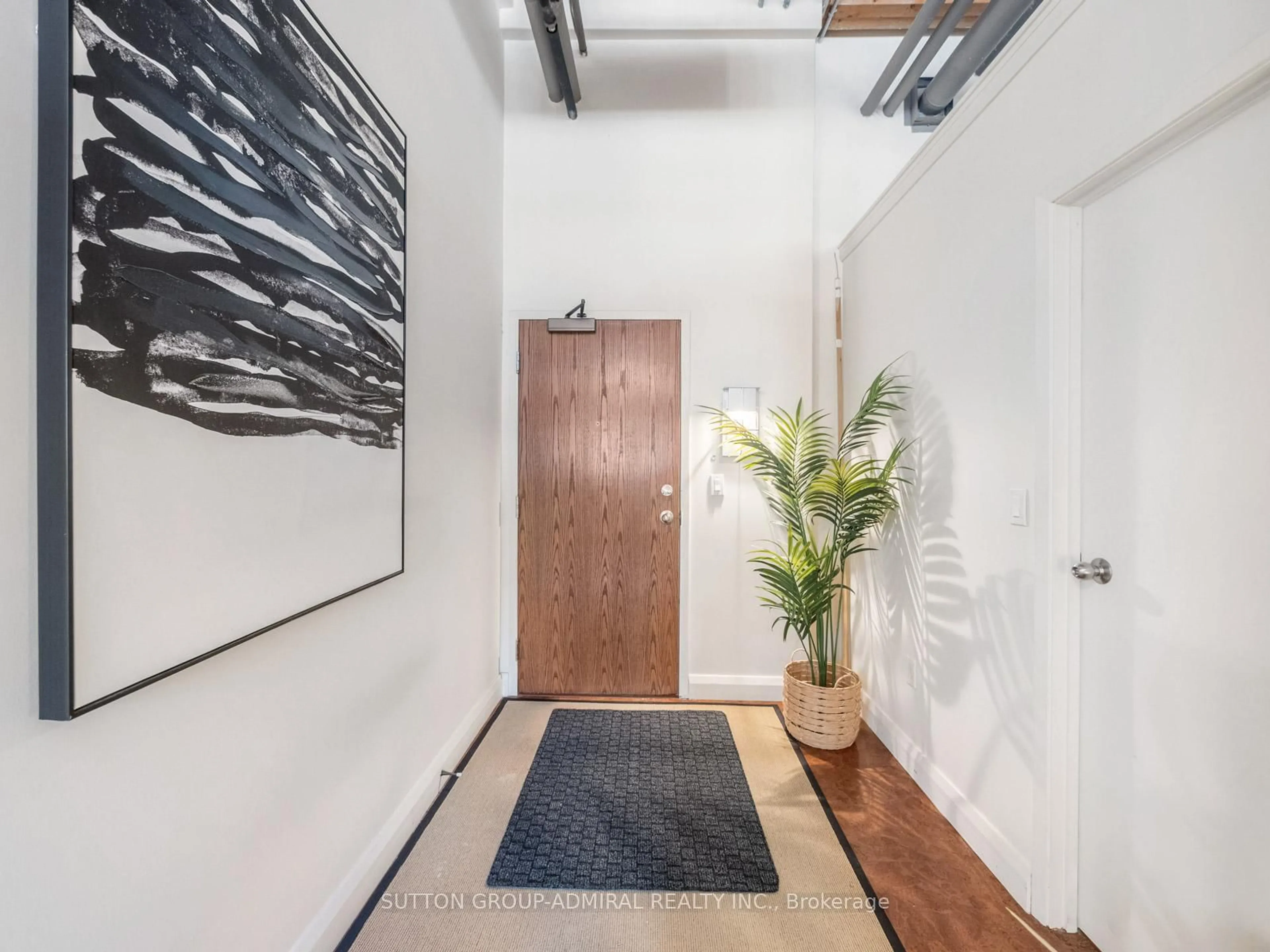 Indoor foyer for 543 Timothy St #204, Newmarket Ontario L3Y 1R1