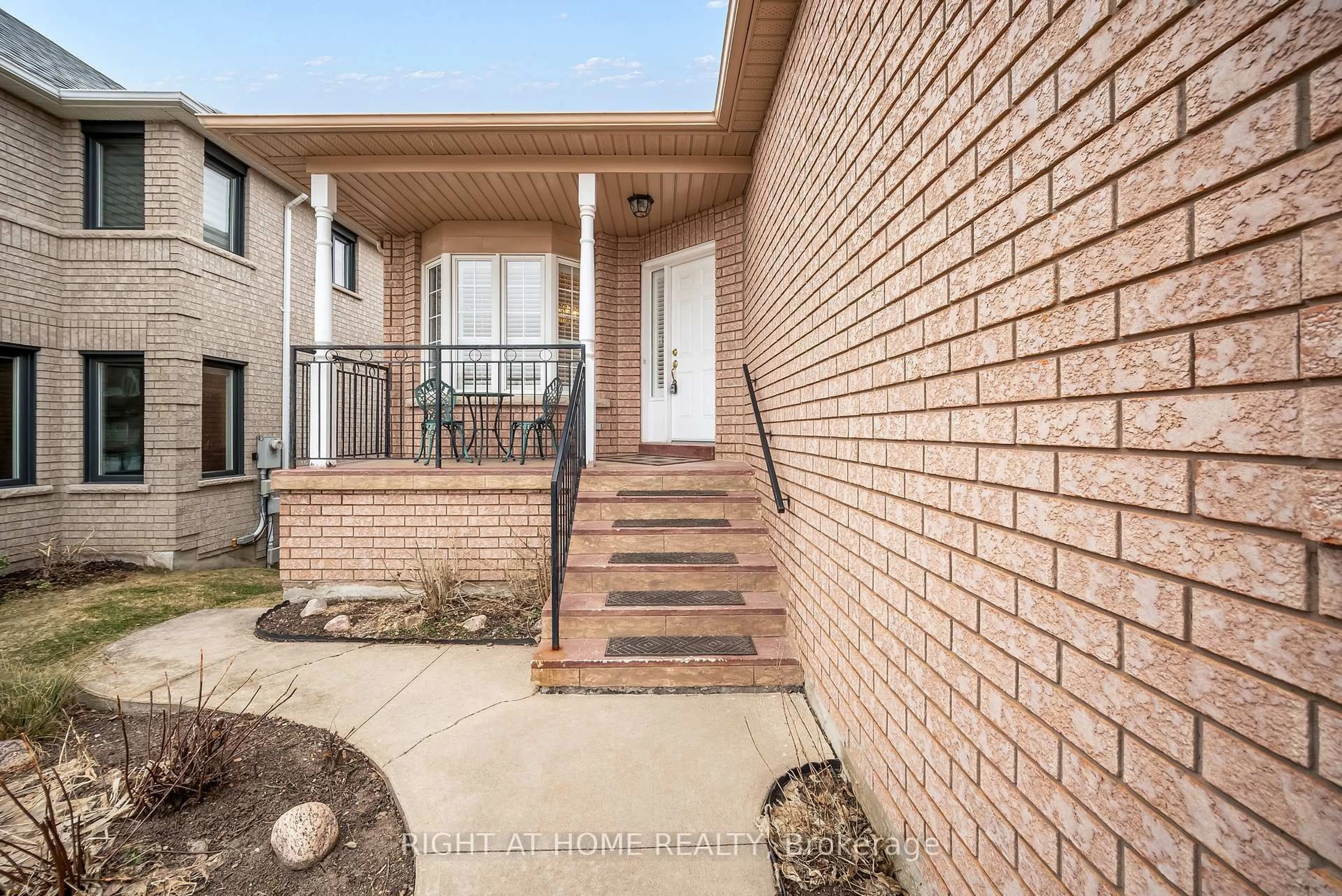 Home with brick exterior material, street for 46 Woodhaven Cres, Richmond Hill Ontario L4E 3T2