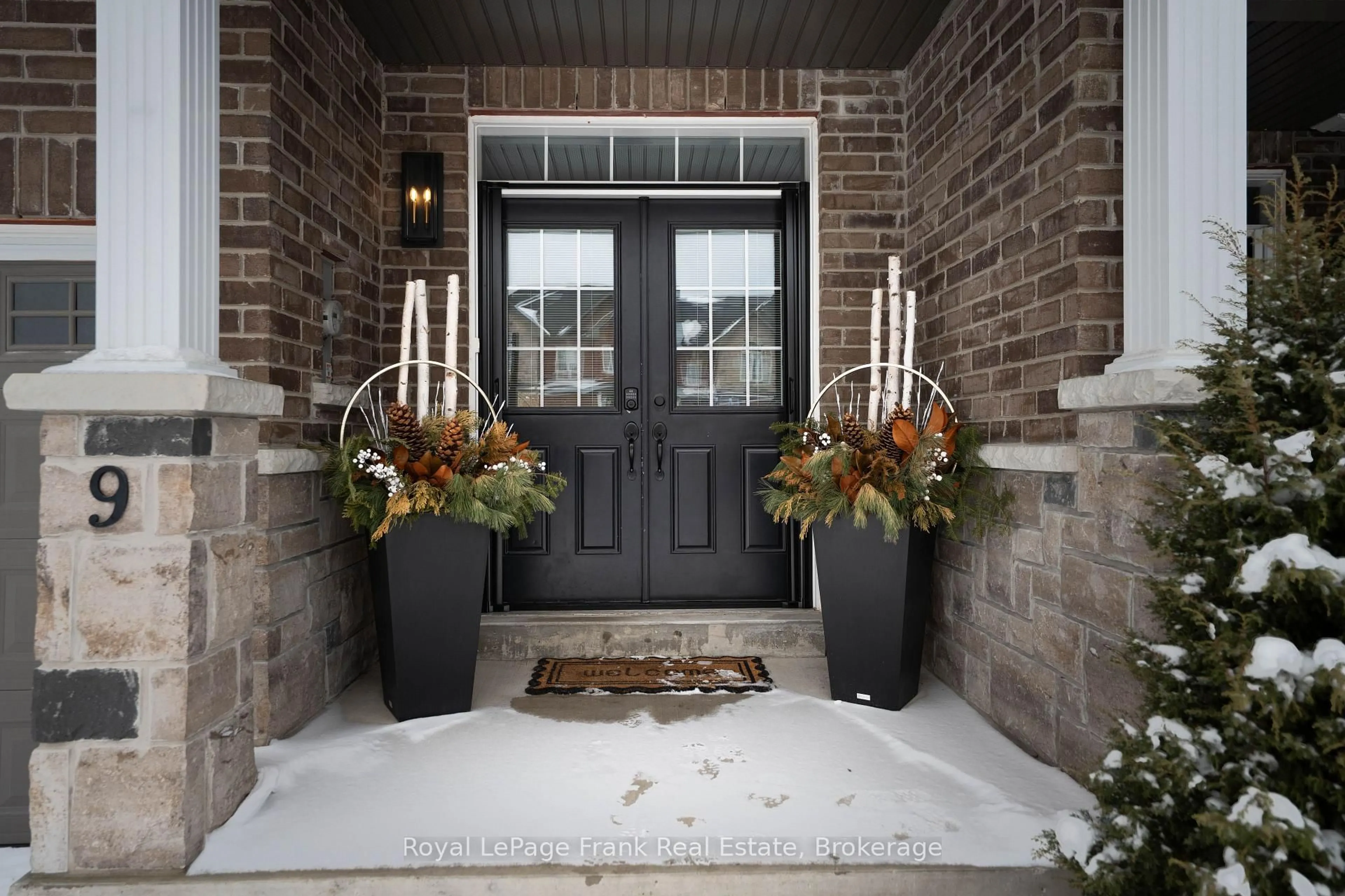 Indoor entryway for 9 Michael Cummings Crt, Uxbridge Ontario L9P 0E6