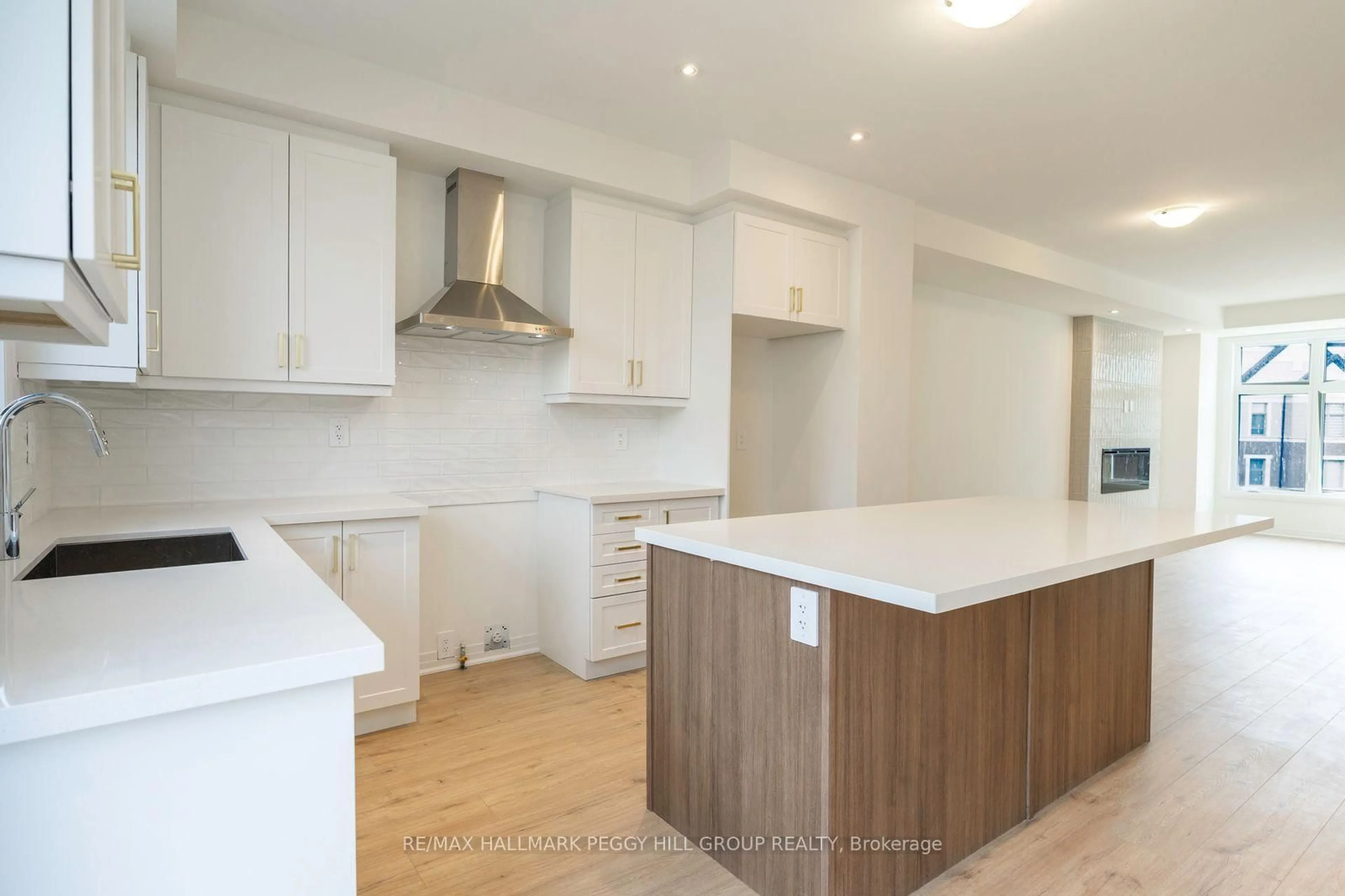 Open concept kitchen, wood/laminate floor for 38 Brandon Cres, New Tecumseth Ontario L0G 1W0