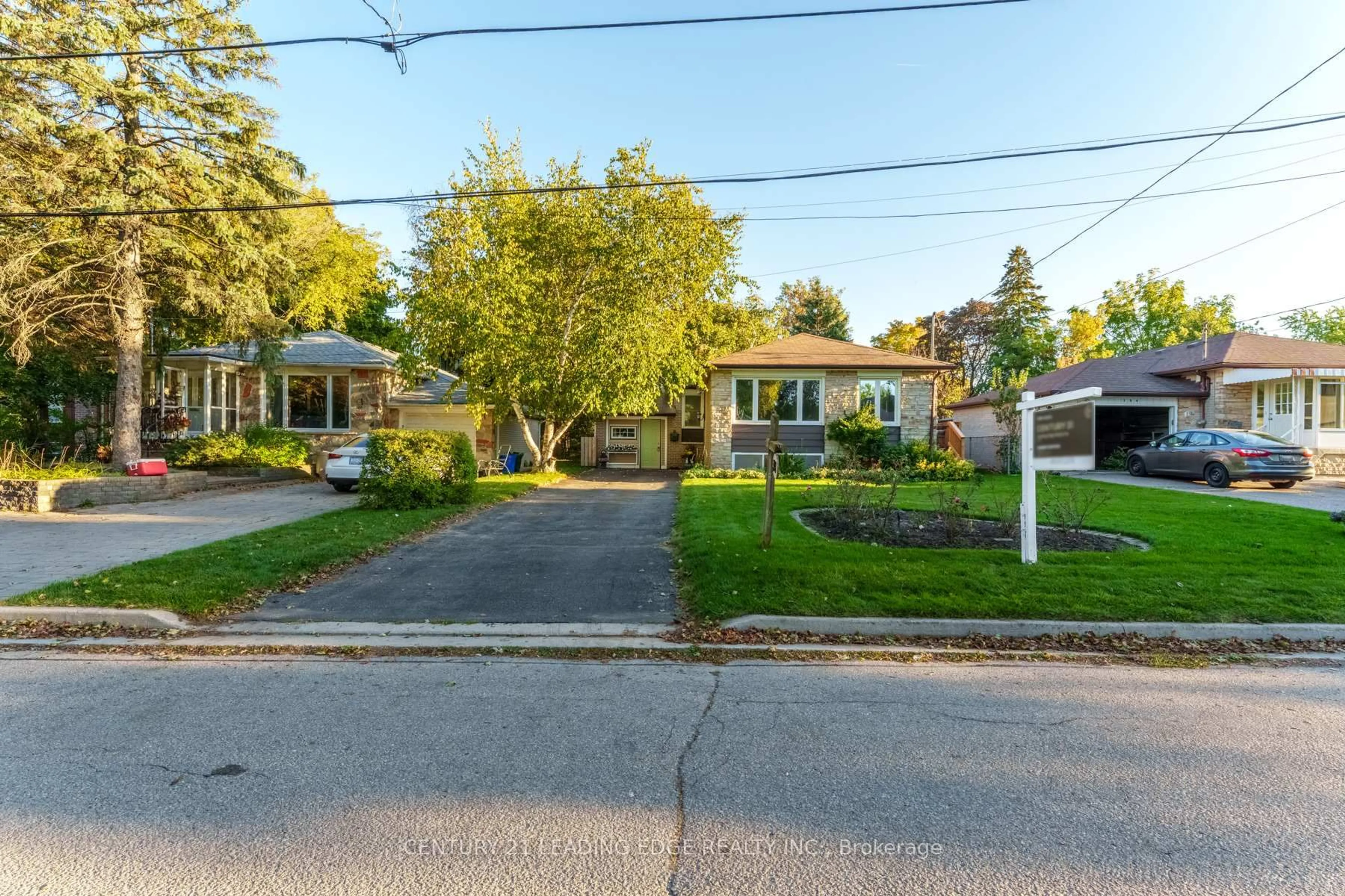 A pic from outside/outdoor area/front of a property/back of a property/a pic from drone, street for 398 Allgood St, Richmond Hill Ontario L4C 2Z2