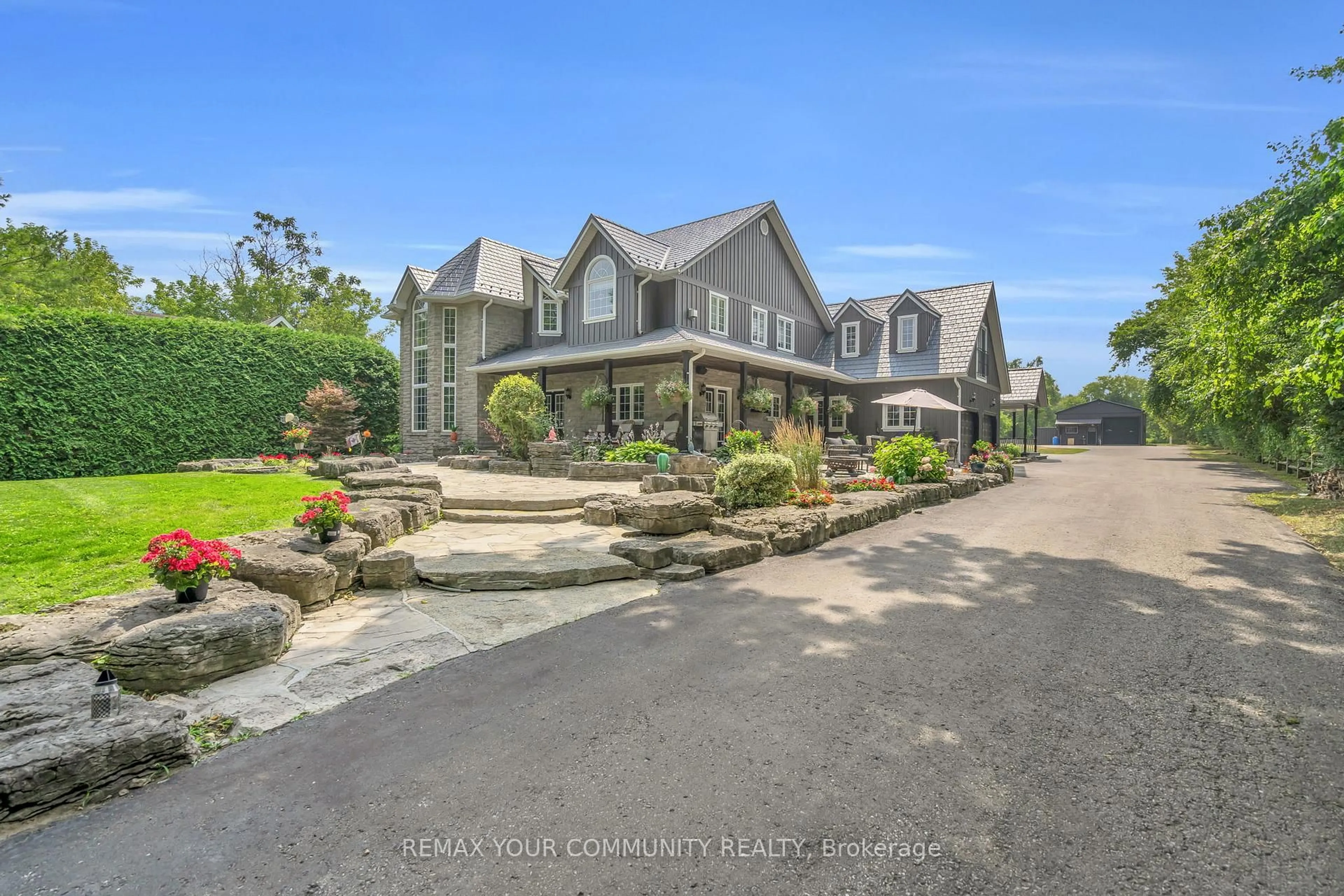 A pic from outside/outdoor area/front of a property/back of a property/a pic from drone, street for 515 Lake Dr, Georgina Ontario L0E 1S0