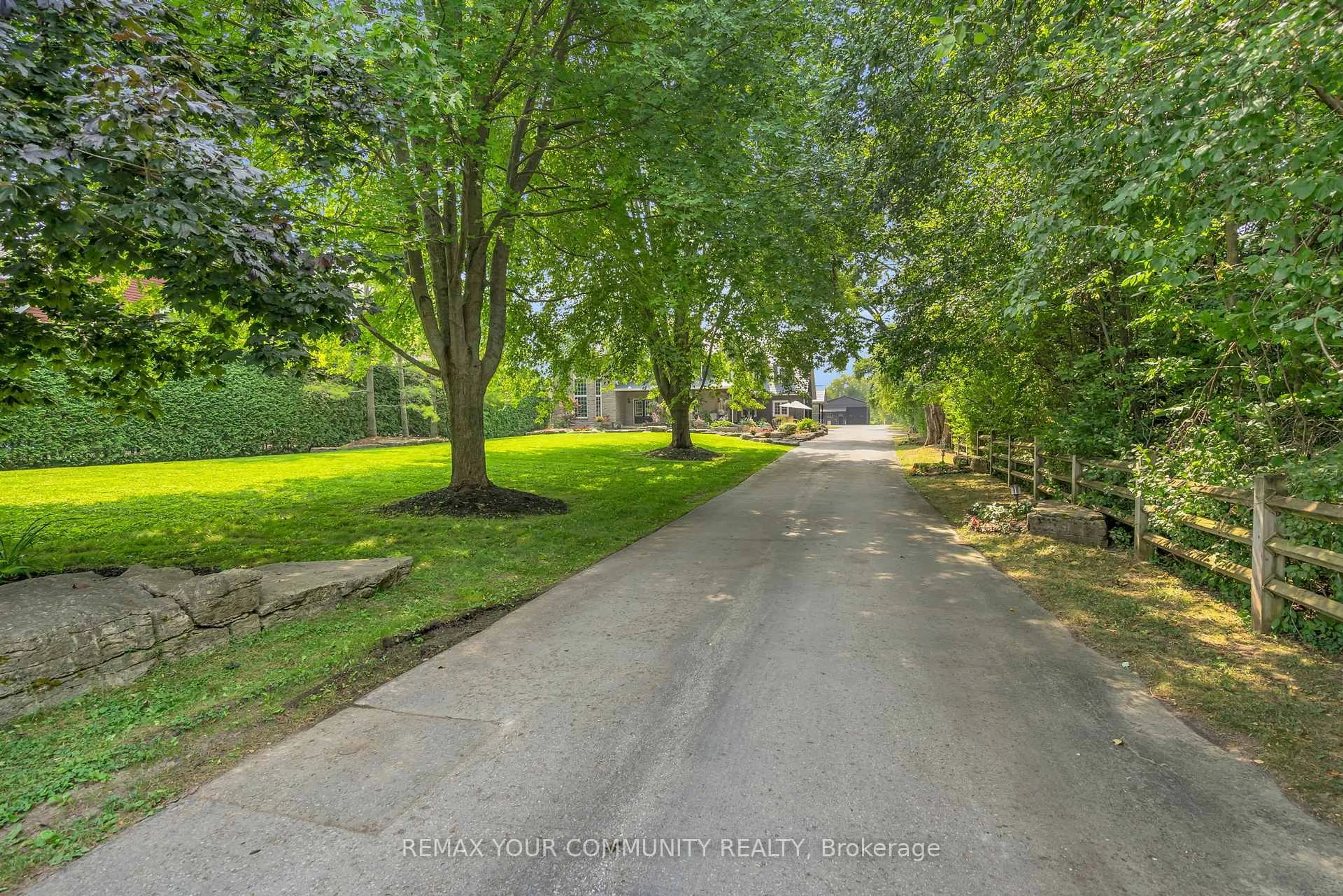 A pic from outside/outdoor area/front of a property/back of a property/a pic from drone, street for 515 Lake Dr, Georgina Ontario L0E 1S0
