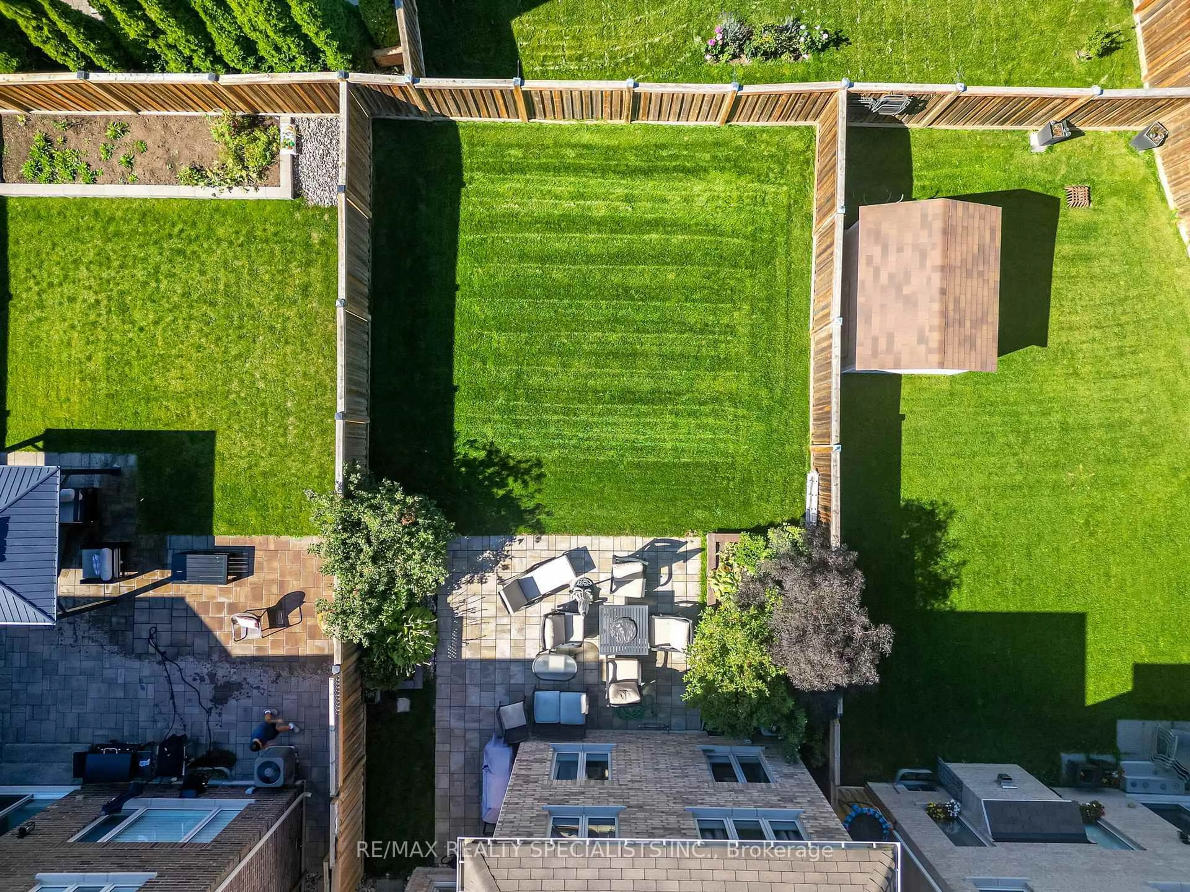 A pic from outside/outdoor area/front of a property/back of a property/a pic from drone, street for 90 Martin Tr, New Tecumseth Ontario L0G 1W0