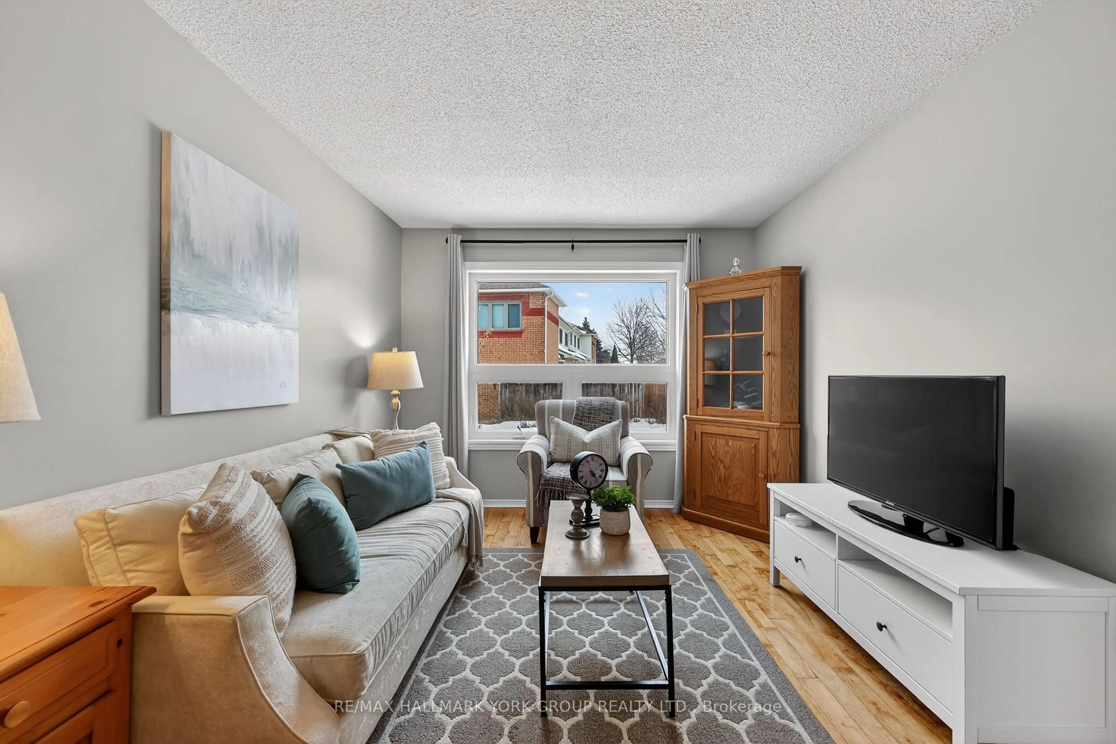 Living room with furniture, unknown for 890 Caribou Valley Circ, Newmarket Ontario L3X 1X1