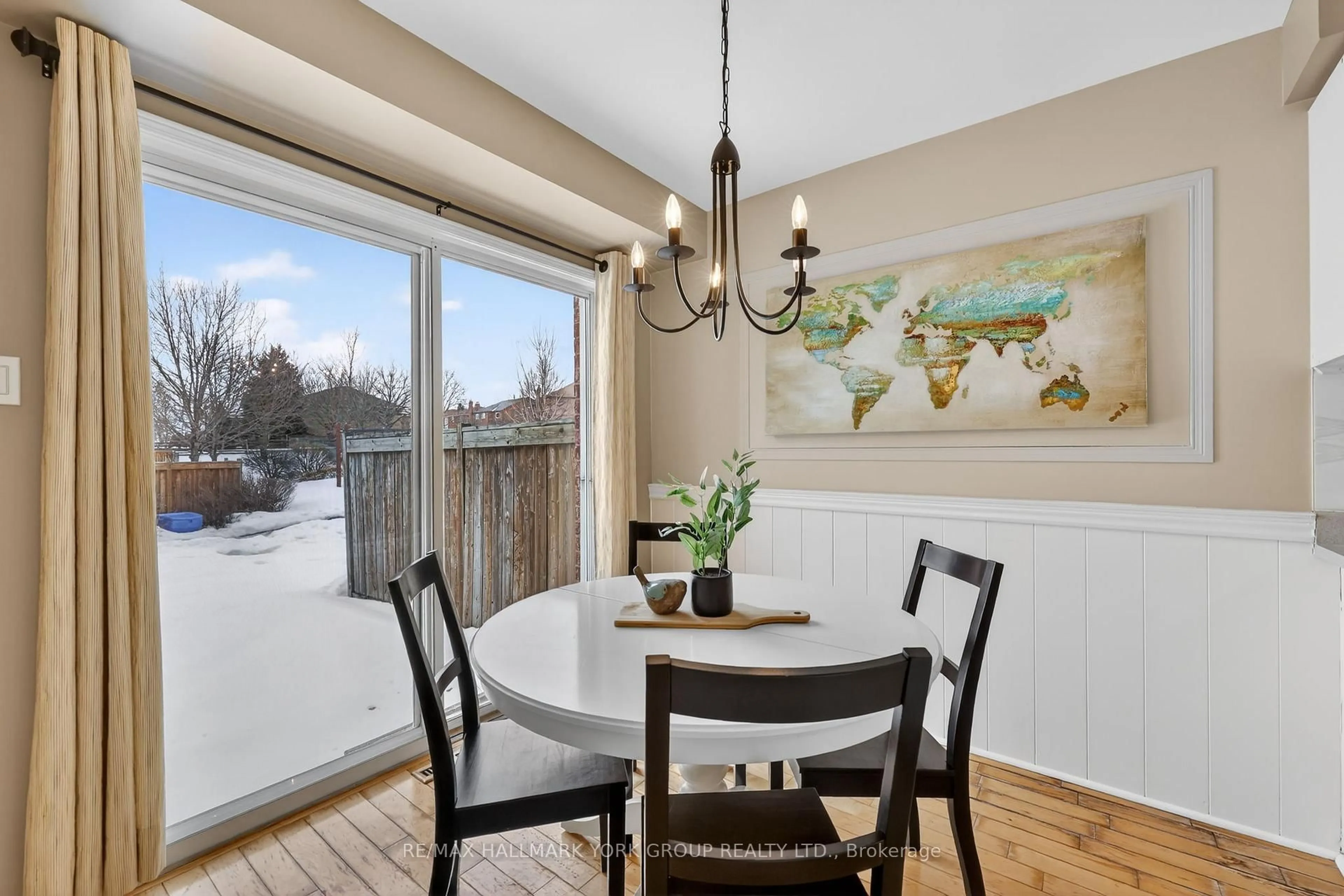 Dining room, wood/laminate floor for 890 Caribou Valley Circ, Newmarket Ontario L3X 1X1