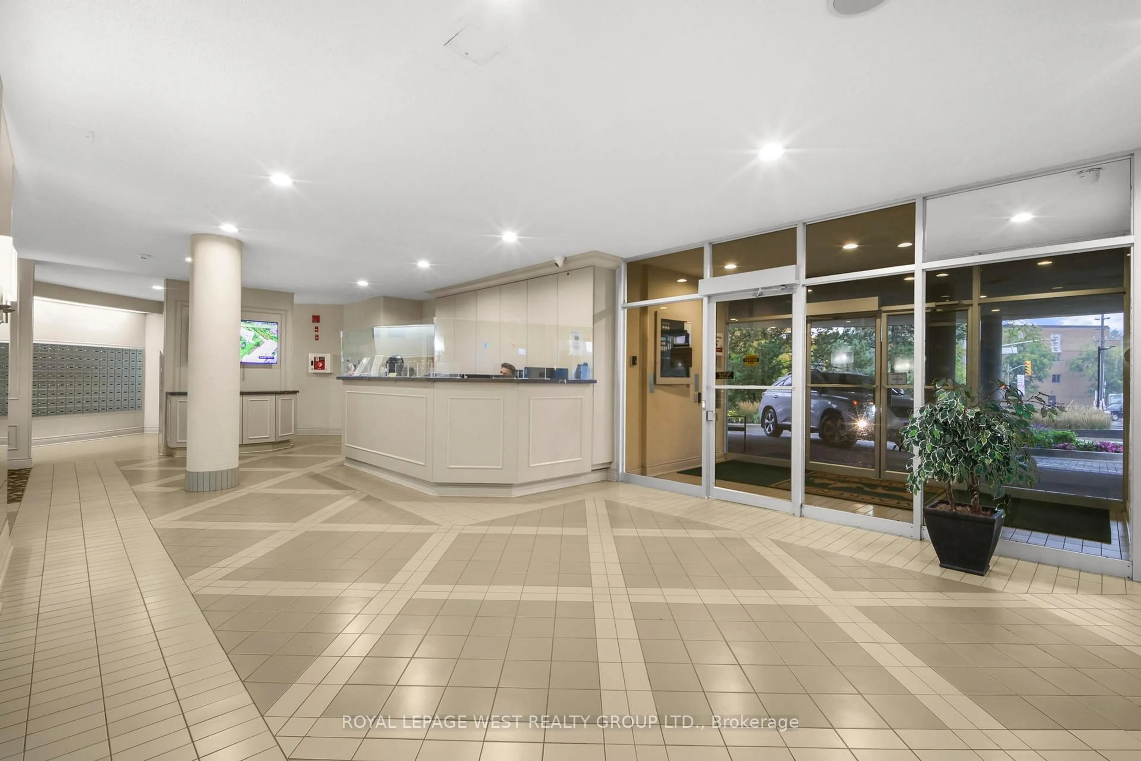 Lobby for 326 Major Mackenzie Dr #805, Richmond Hill Ontario L4C 8T4
