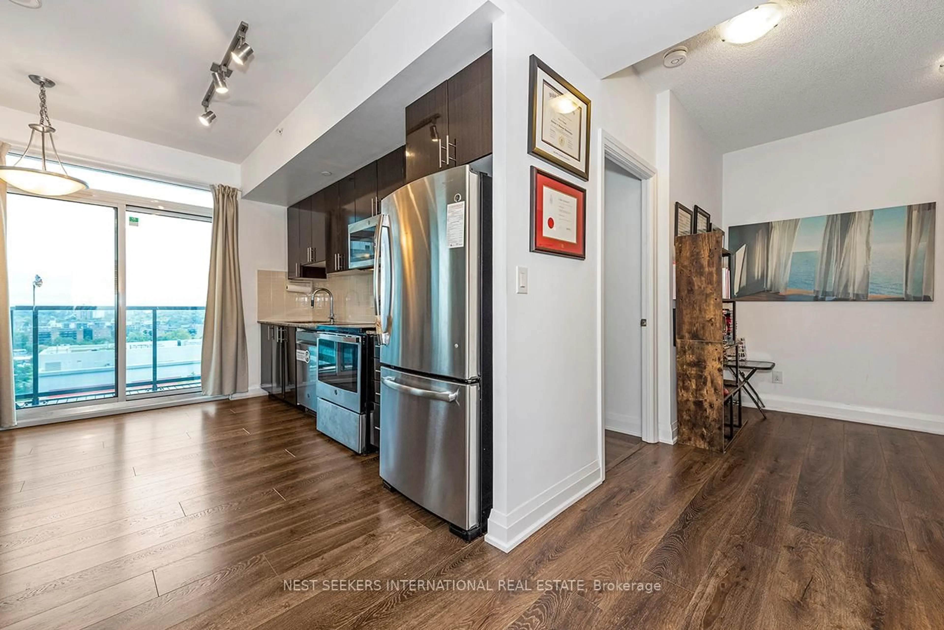 Open concept kitchen, wood/laminate floor for 7165 Yonge St #733, Markham Ontario L3T 0C9