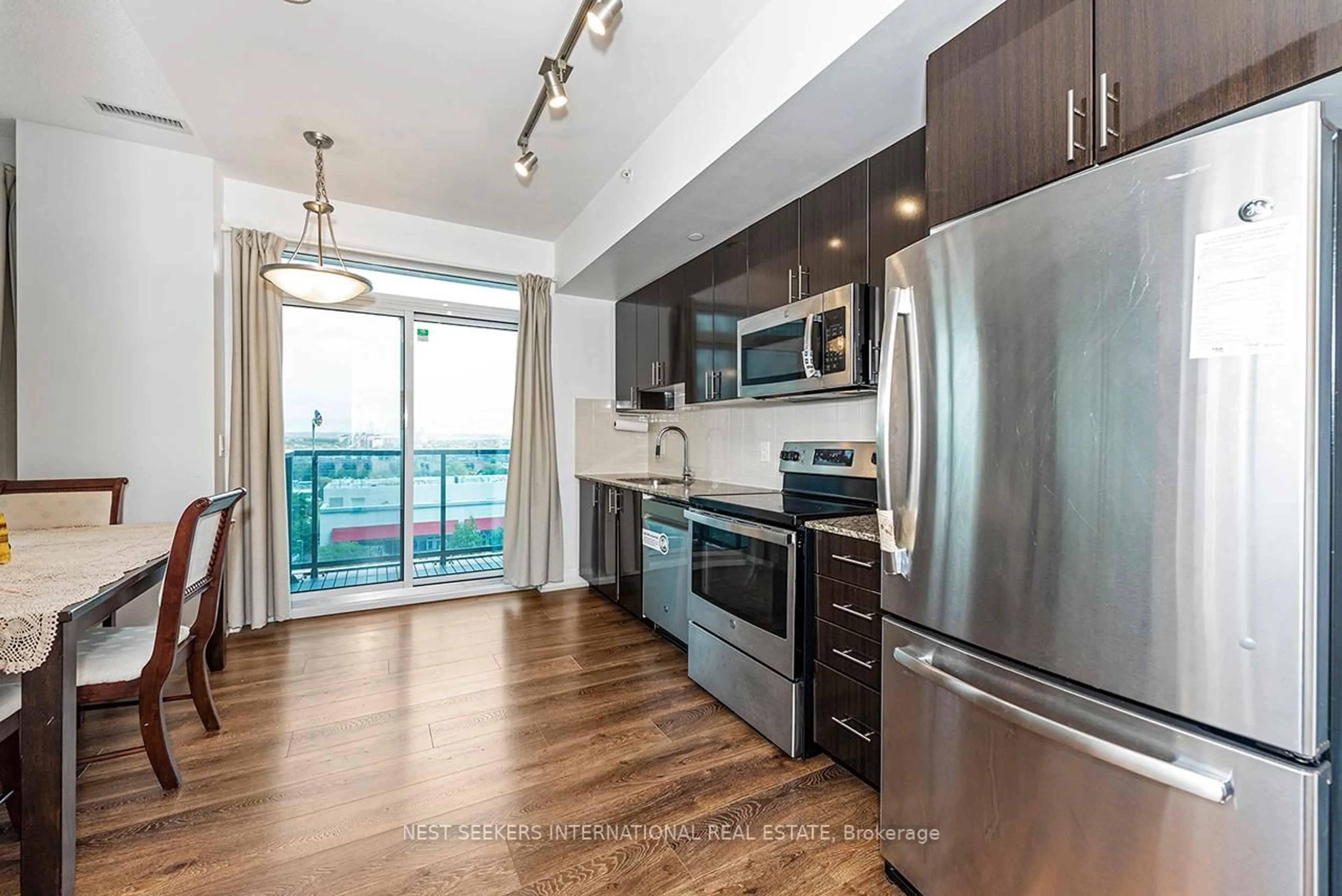 Open concept kitchen, wood/laminate floor for 7165 Yonge St #733, Markham Ontario L3T 0C9