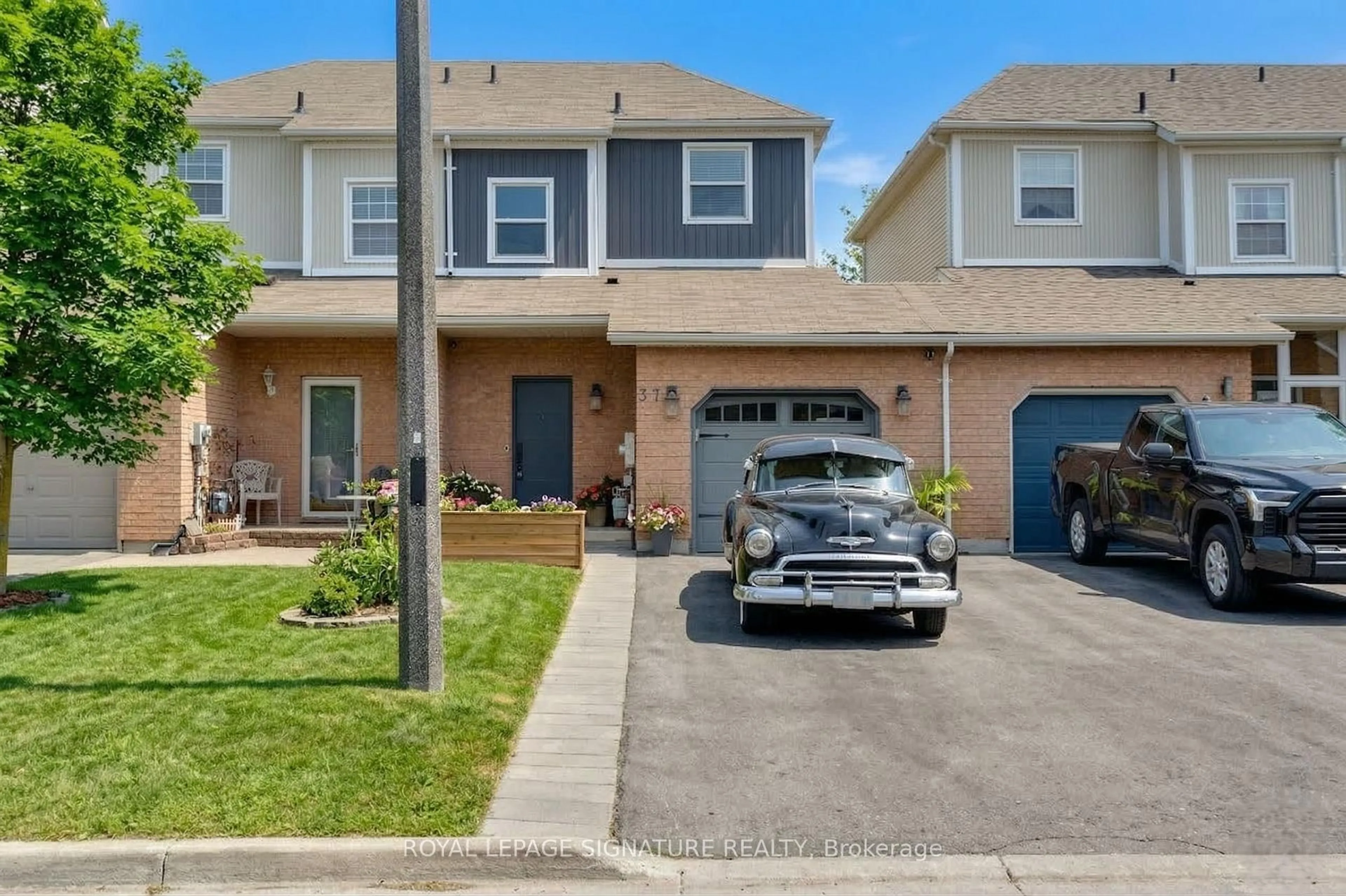 A pic from outside/outdoor area/front of a property/back of a property/a pic from drone, street for 37 Wrendale Cres, Georgina Ontario L4P 4C4