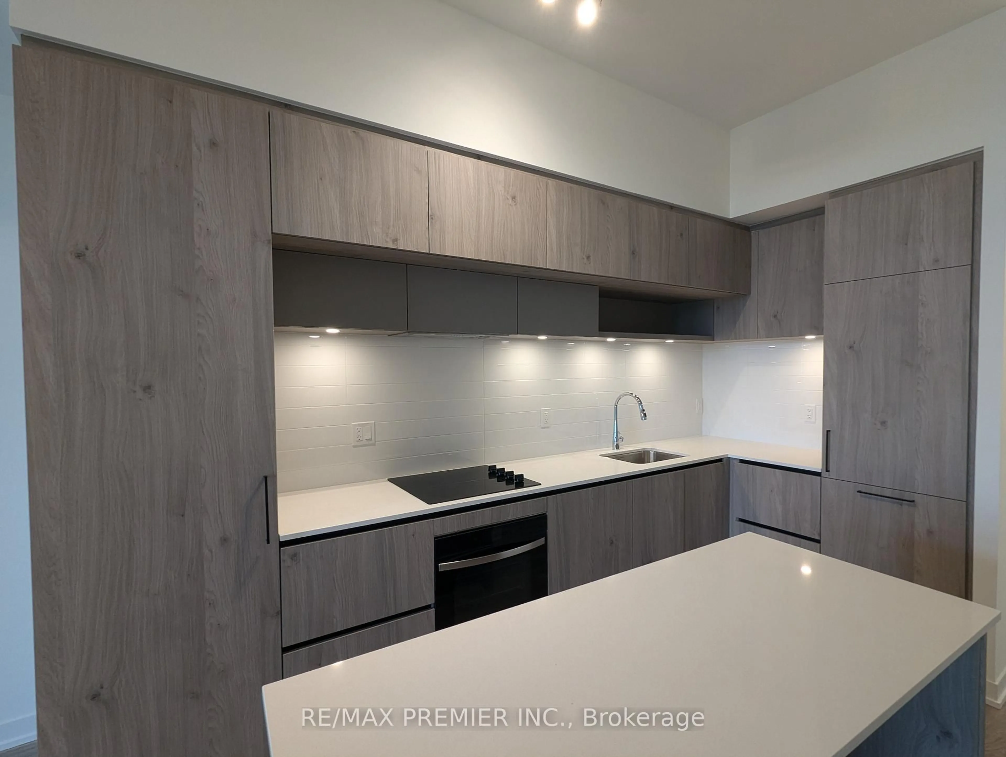 Standard kitchen, wood/laminate floor for 9 Steckley House Lane #513, Richmond Hill Ontario L4S 0N1