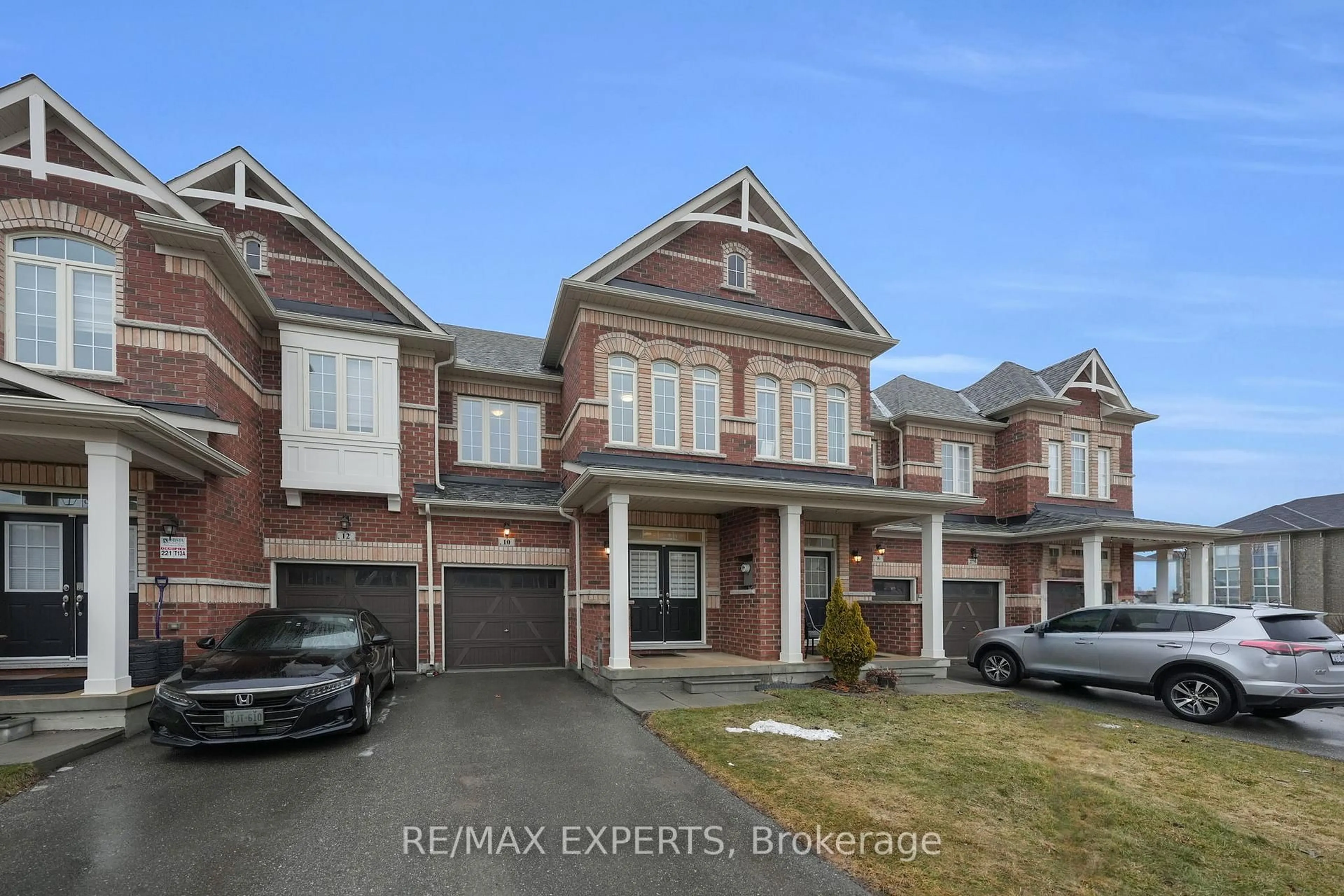 A pic from outside/outdoor area/front of a property/back of a property/a pic from drone, street for 10 Homer Cres, Aurora Ontario L4G 1B7