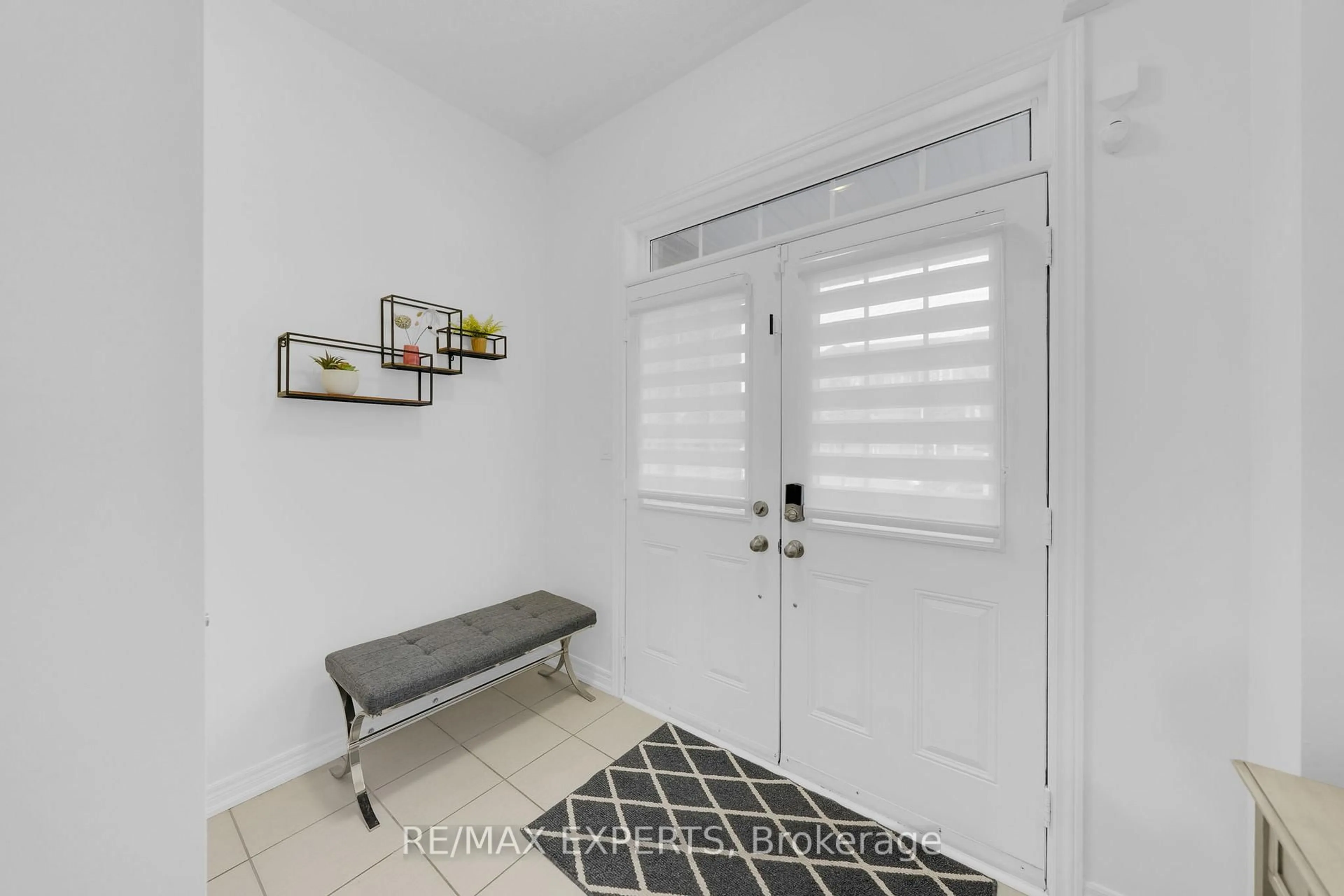 Indoor entryway for 10 Homer Cres, Aurora Ontario L4G 1B7