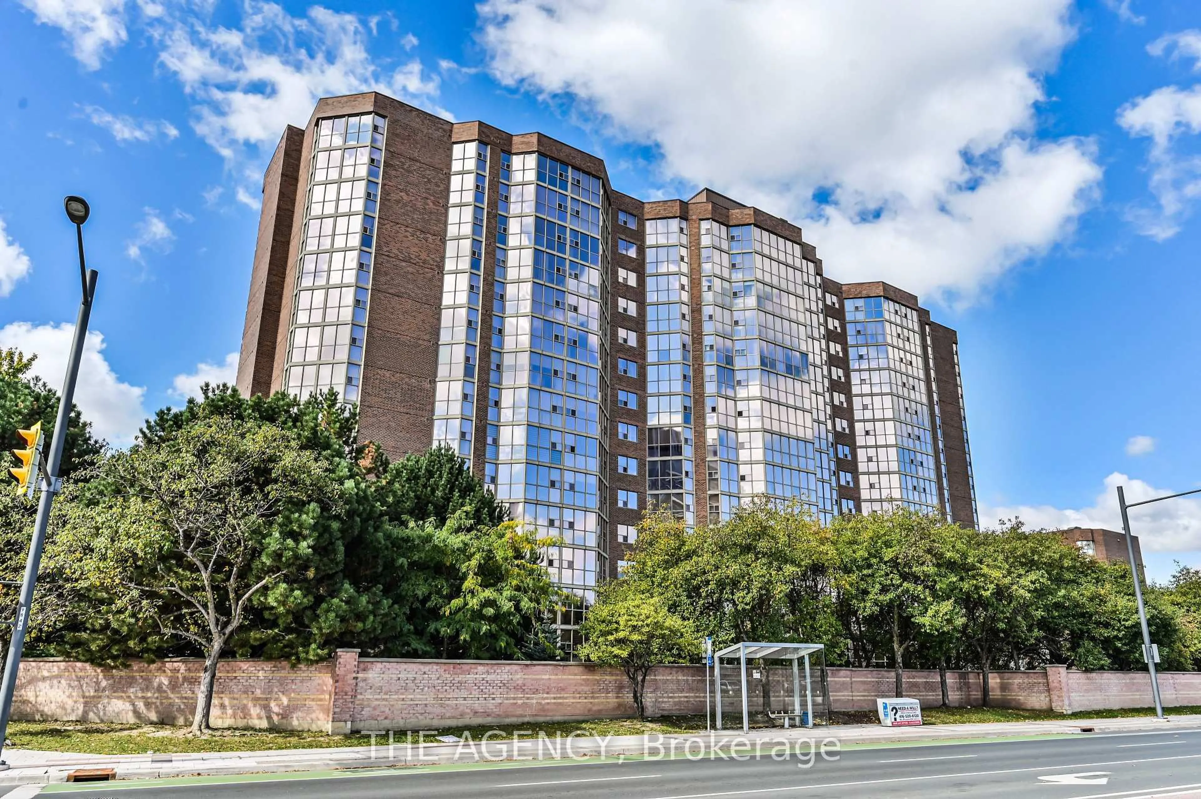 A pic from outside/outdoor area/front of a property/back of a property/a pic from drone, building for 20 Baif Blvd #306, Richmond Hill Ontario L4C 8T1