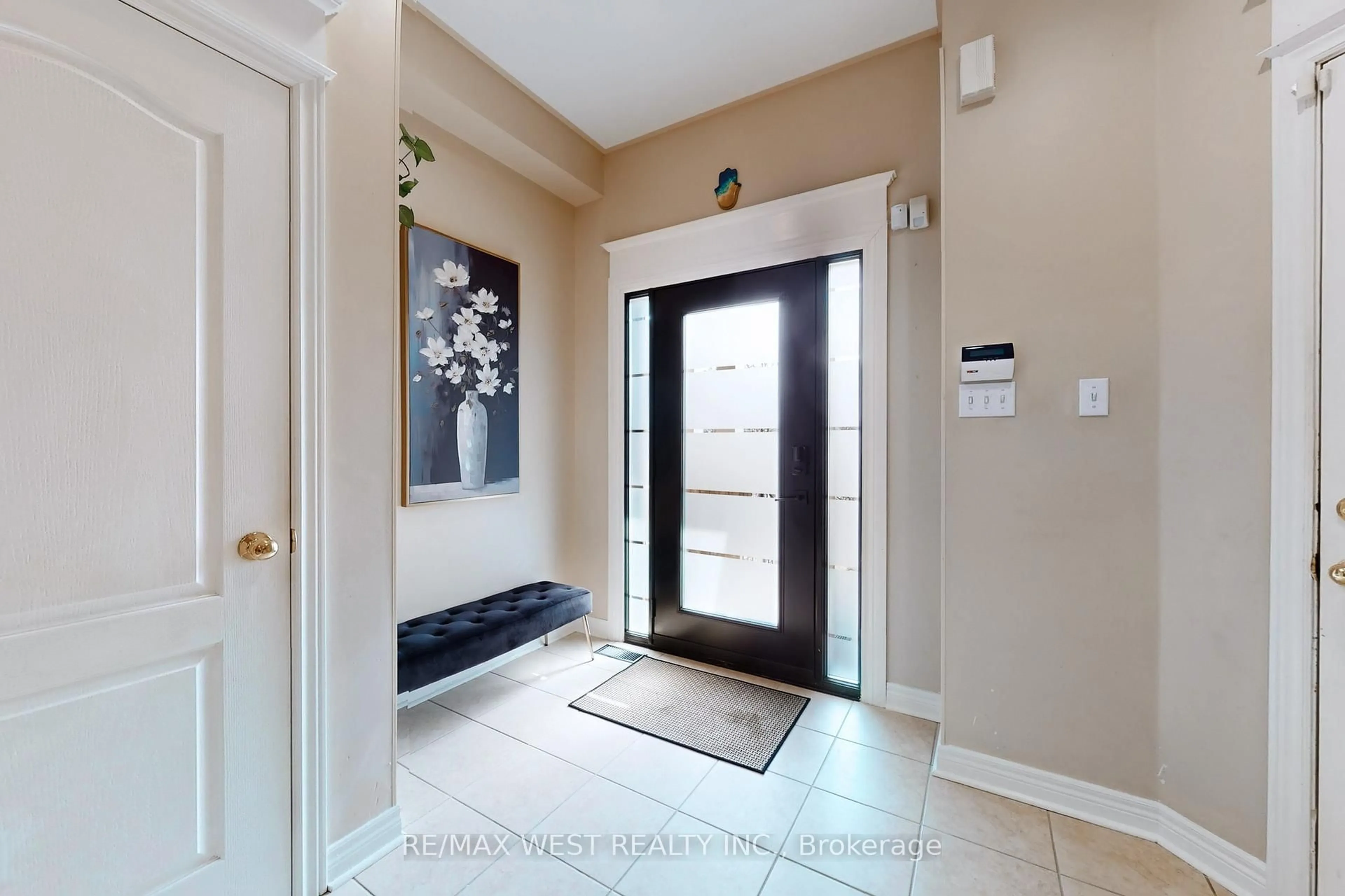 Indoor entryway for 338 Mcbride Cres, Newmarket Ontario L3X 2W3