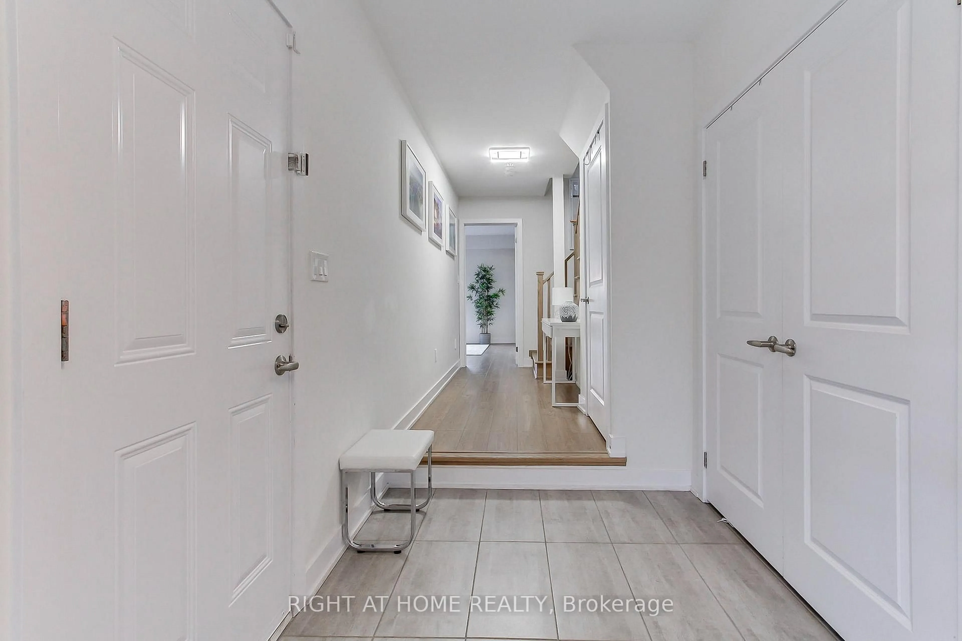 Indoor entryway for 14 Pageant Ave, Vaughan Ontario L4H 4R3