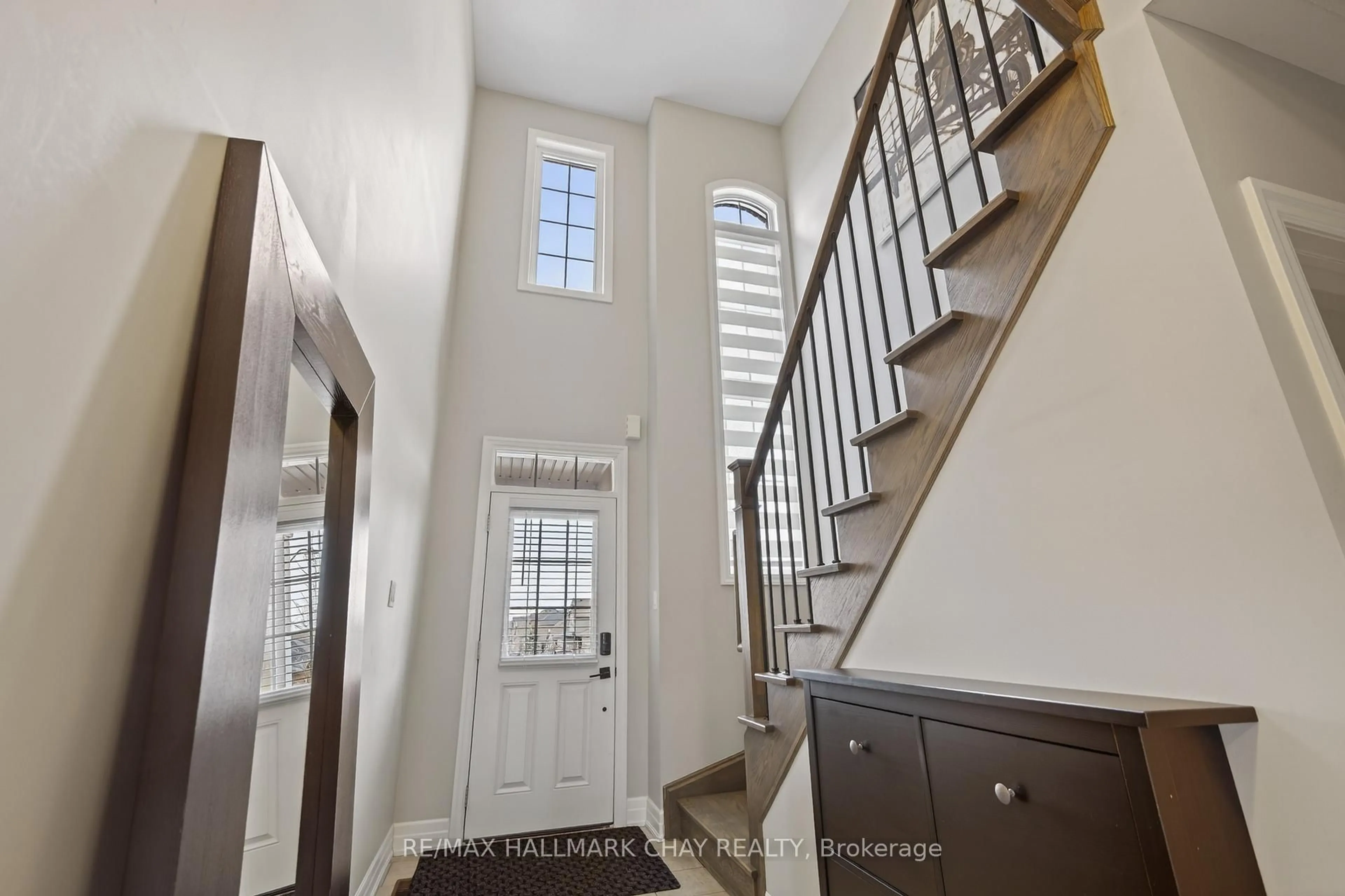 Indoor entryway for 25 Wagner Cres, Essa Ontario L0M 1B6