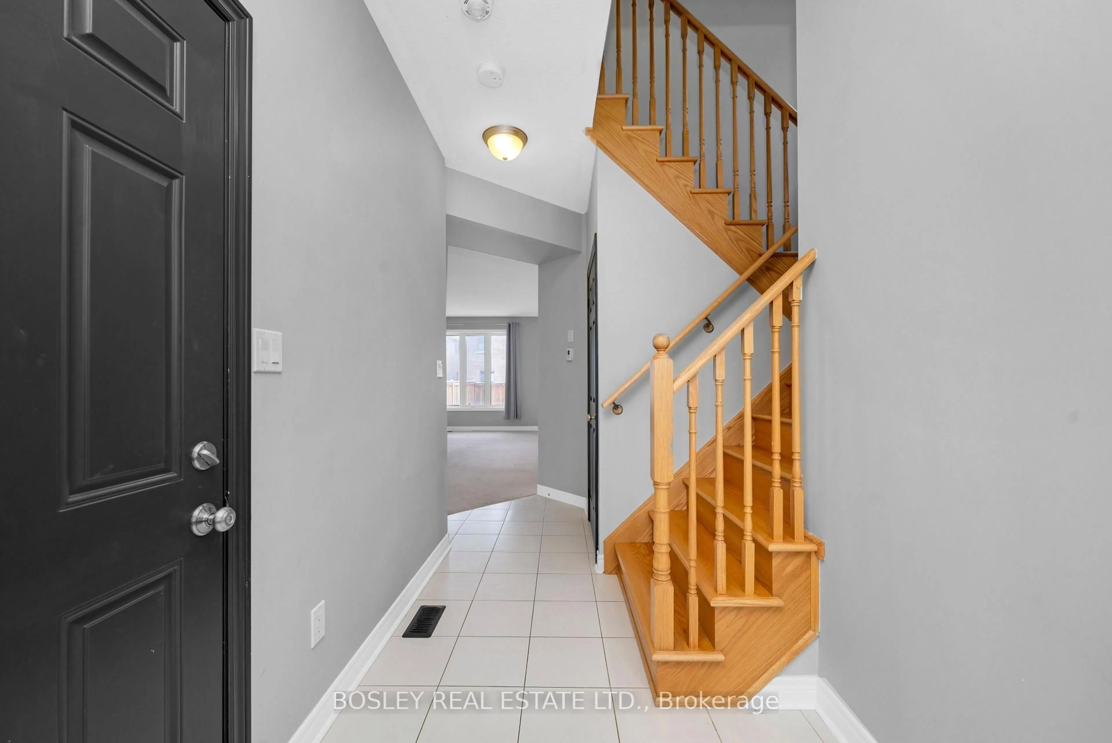 Indoor entryway for 24 Schwalm Cres, New Tecumseth Ontario L0G 1W0
