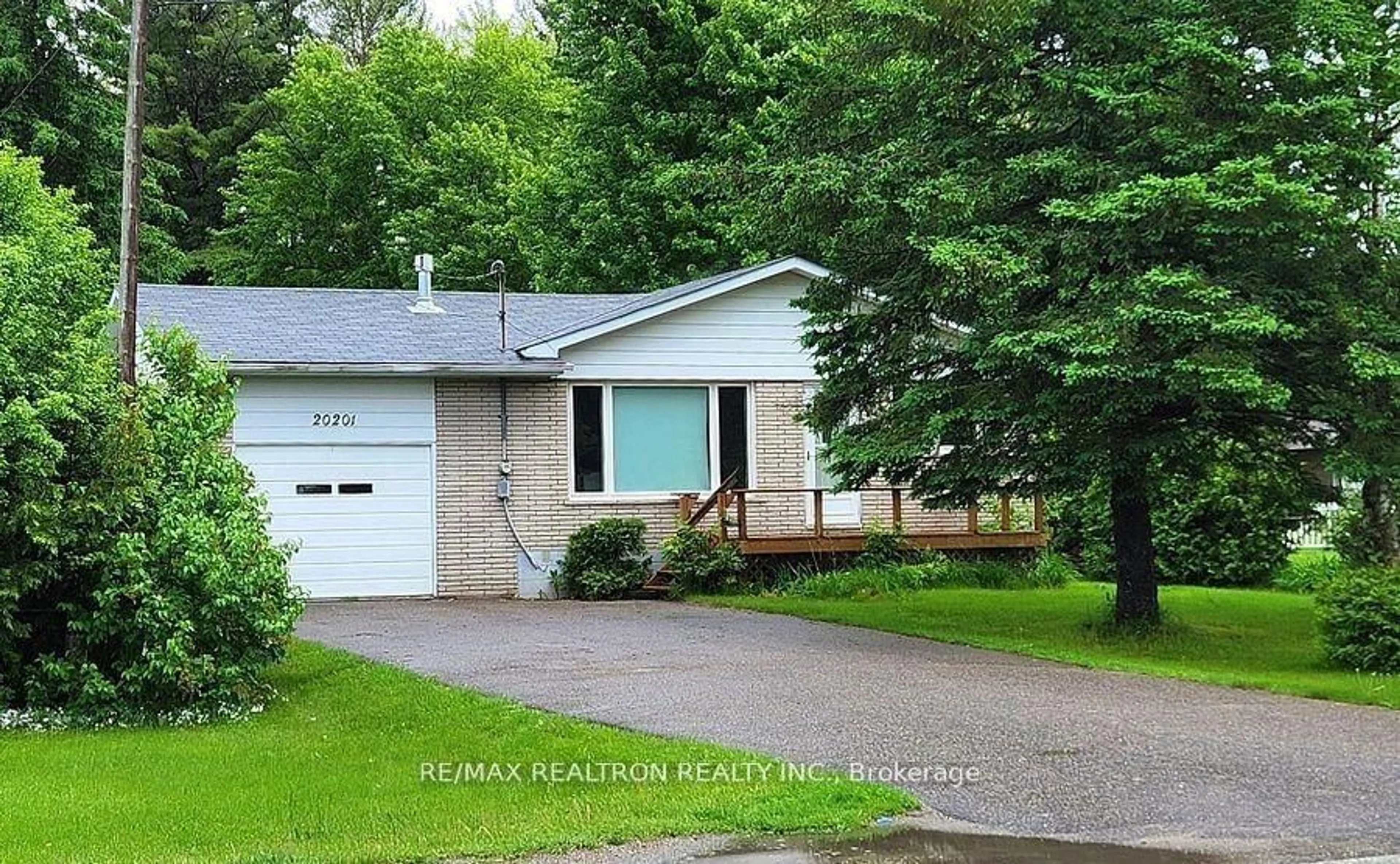 Home with vinyl exterior material, street for 20201 Yonge St, East Gwillimbury Ontario L9N 1B1