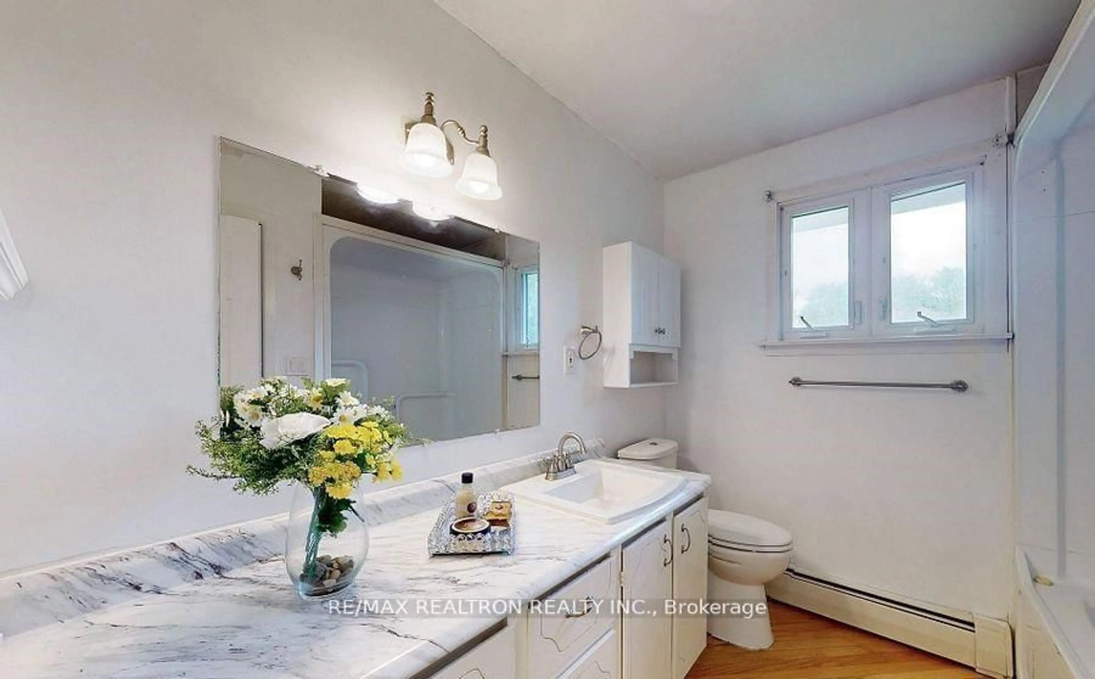 Standard bathroom, ceramic/tile floor for 20201 Yonge St, East Gwillimbury Ontario L9N 1B1