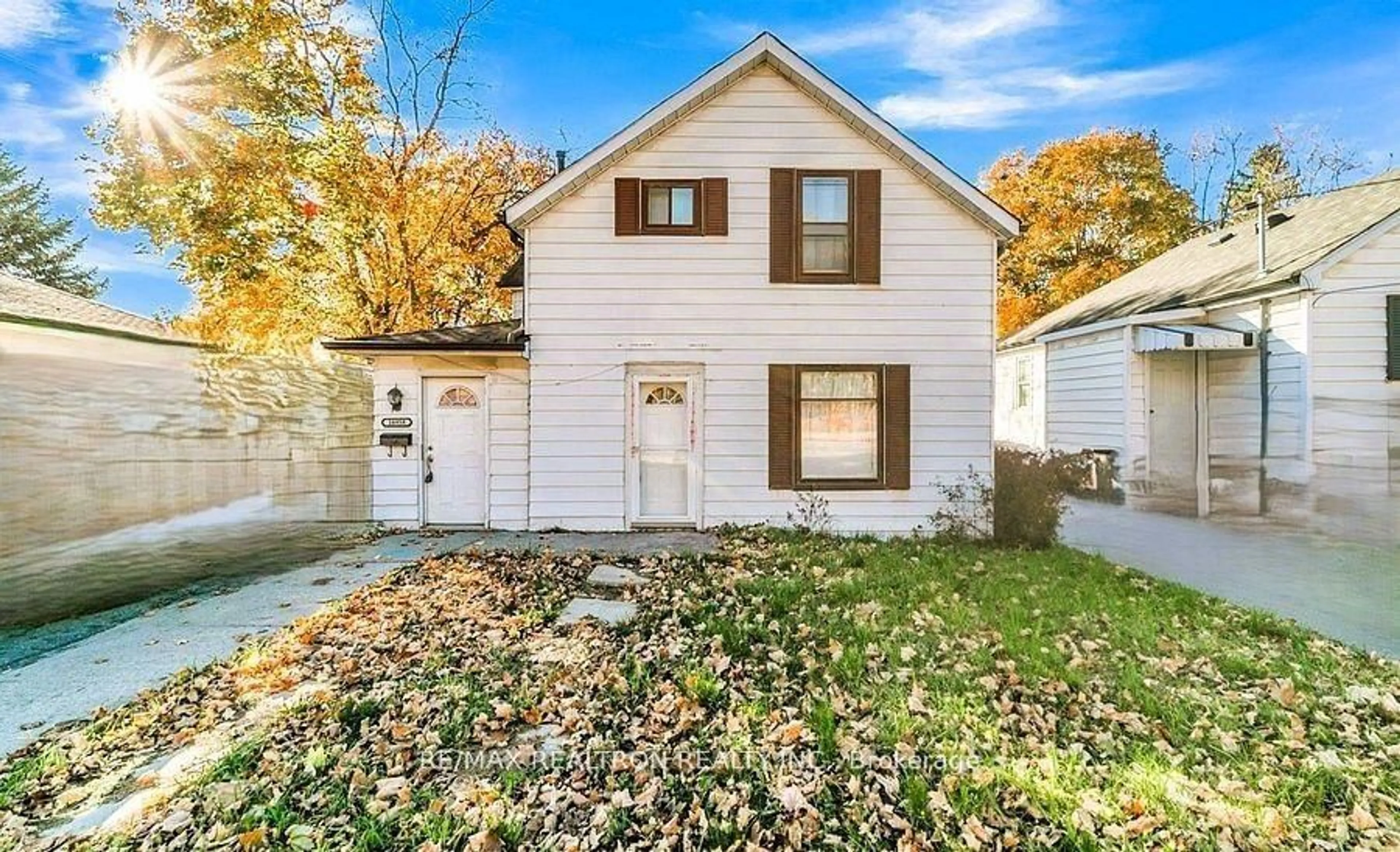 Home with vinyl exterior material, street for 16958 Bayview Ave, Newmarket Ontario L3Y 6M5