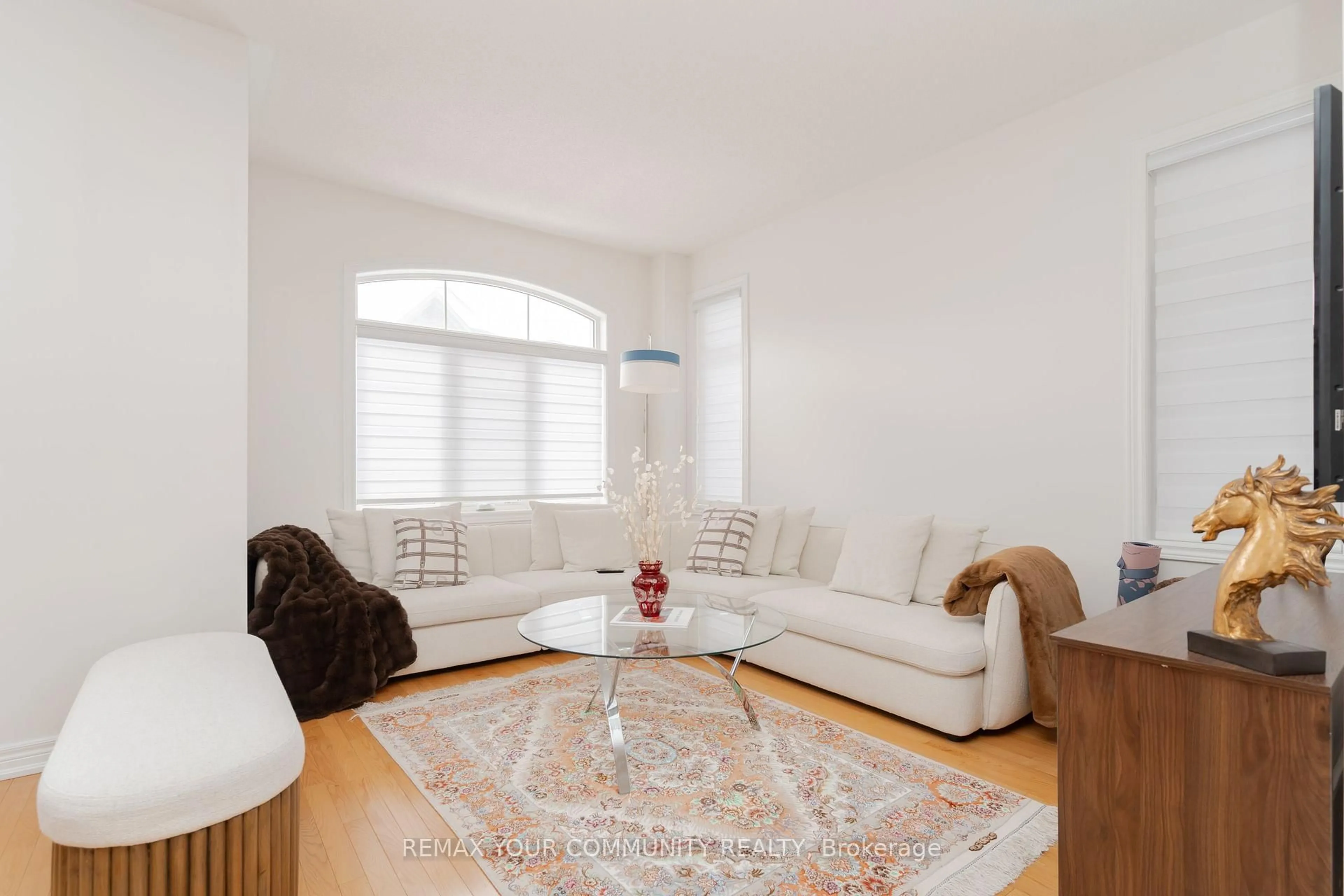 Living room with furniture, unknown for 12 Globemaster Lane, Richmond Hill Ontario L4E 1H3