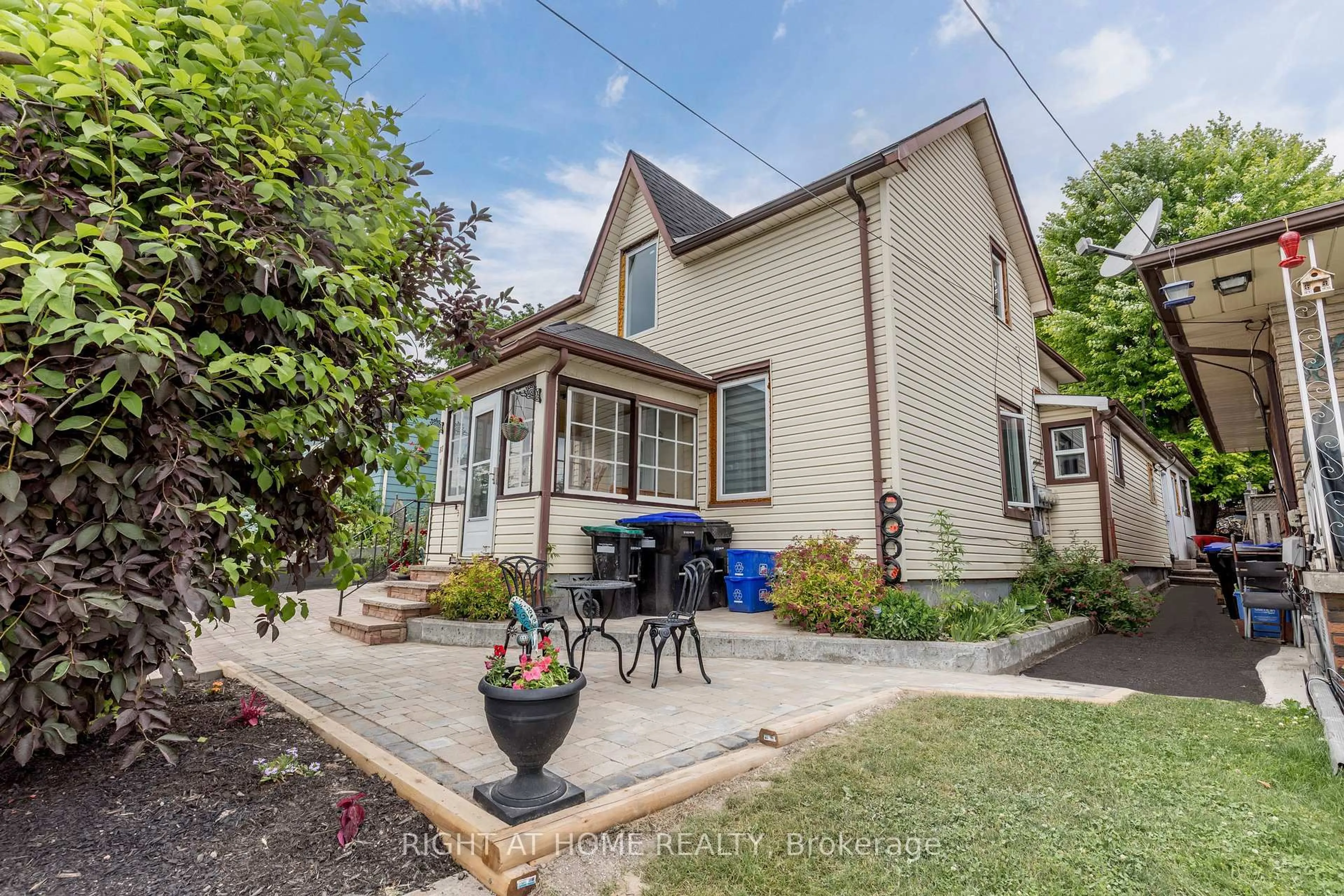 A pic from outside/outdoor area/front of a property/back of a property/a pic from drone, street for 93 John St, Bradford West Gwillimbury Ontario L3Z 1G4