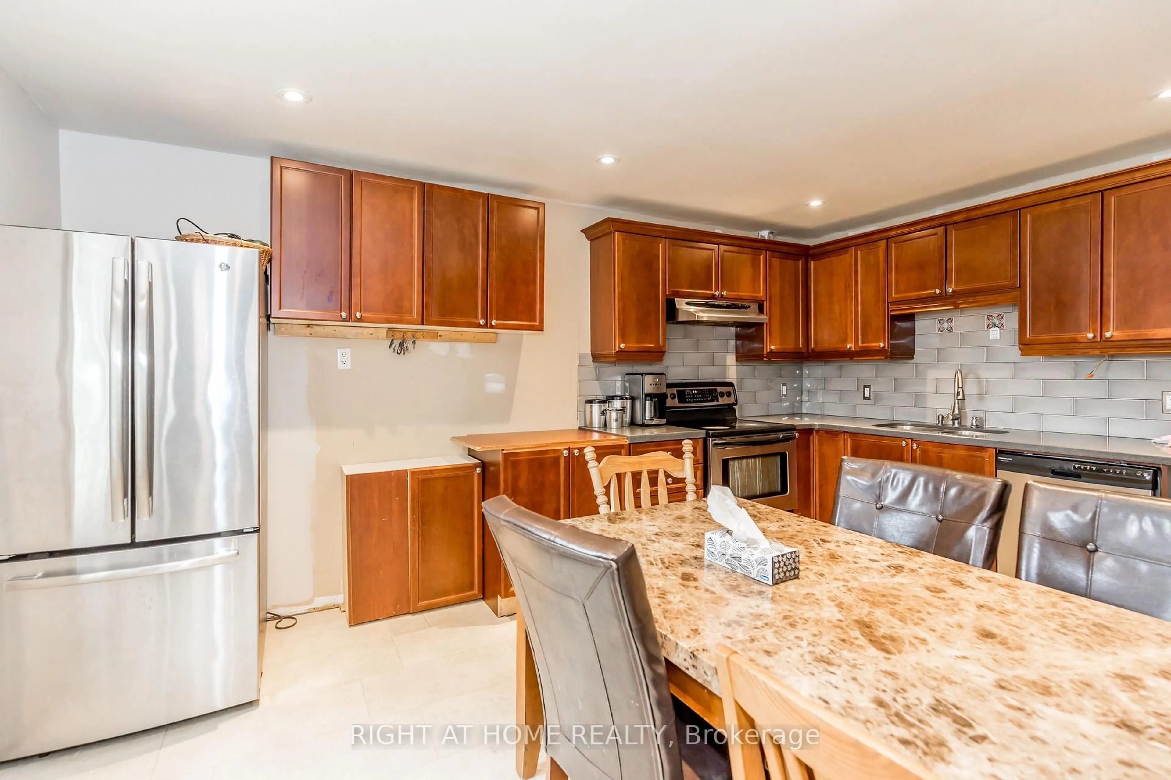 Standard kitchen, ceramic/tile floor for 93 John St, Bradford West Gwillimbury Ontario L3Z 1G4