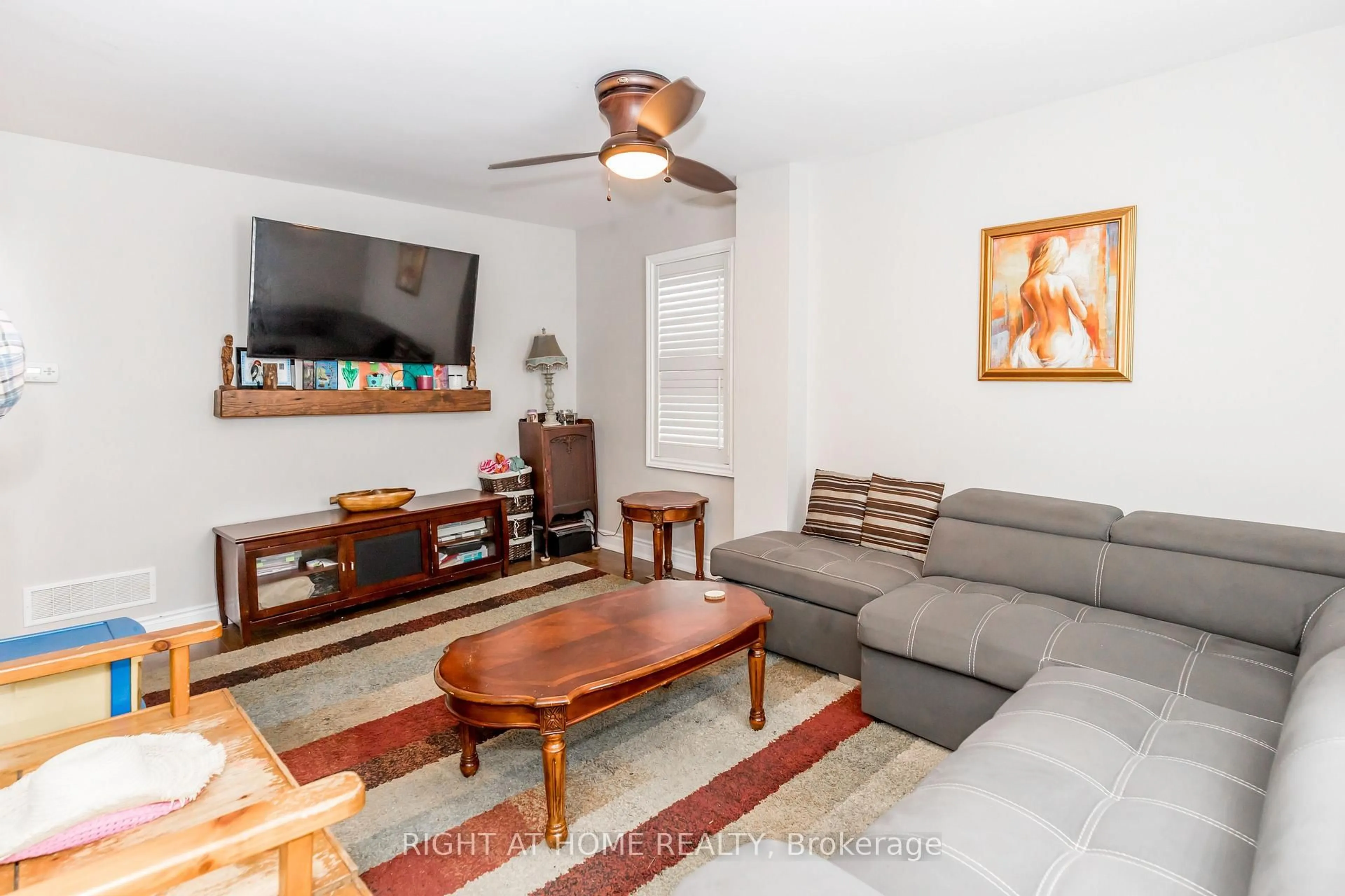 Living room with furniture, unknown for 93 John St, Bradford West Gwillimbury Ontario L3Z 1G4