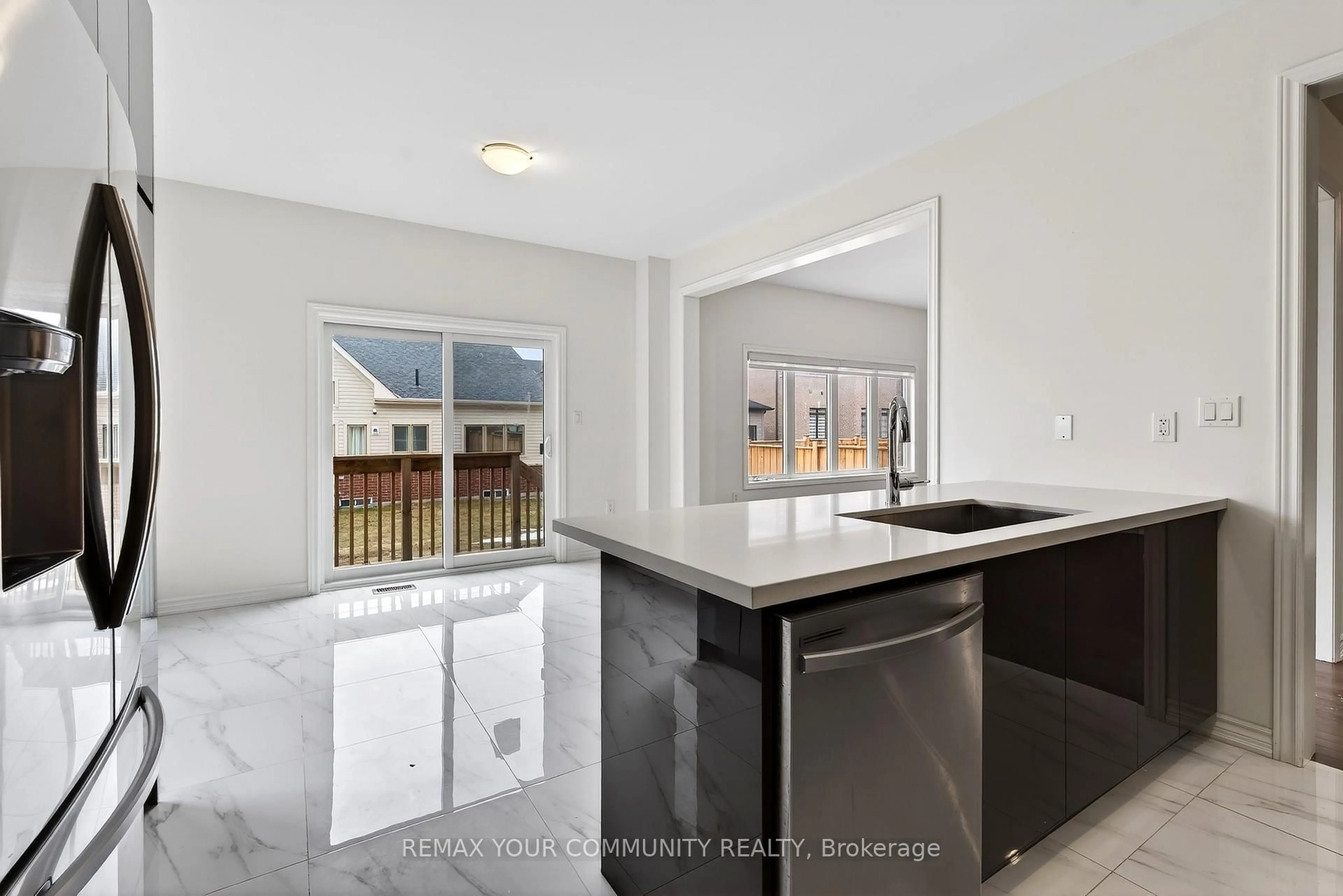 Open concept kitchen, ceramic/tile floor for 5 Valleo St, Georgina Ontario L4P 0J8