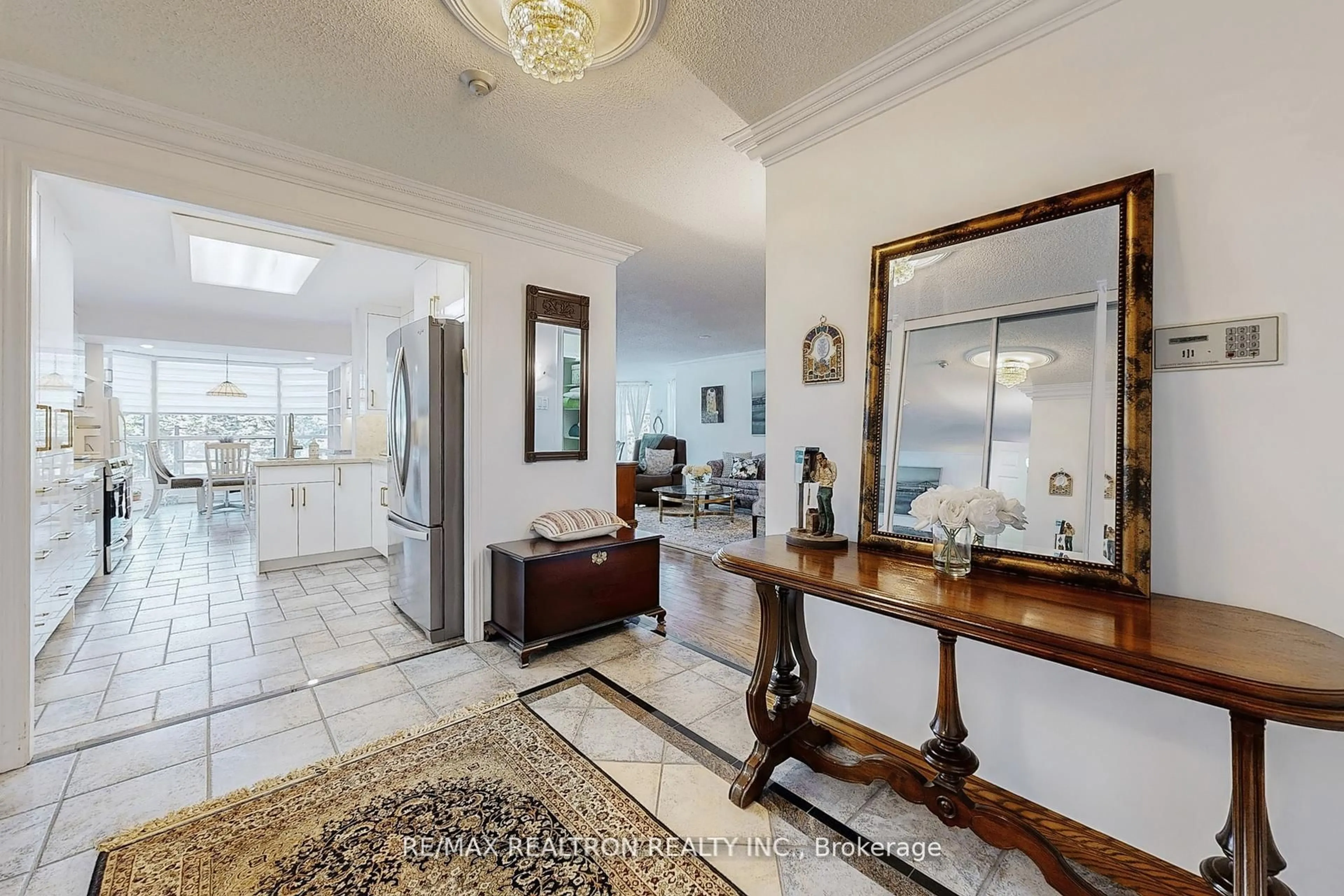 Indoor foyer for 7300 Yonge St #311, Vaughan Ontario L4J 7Y5