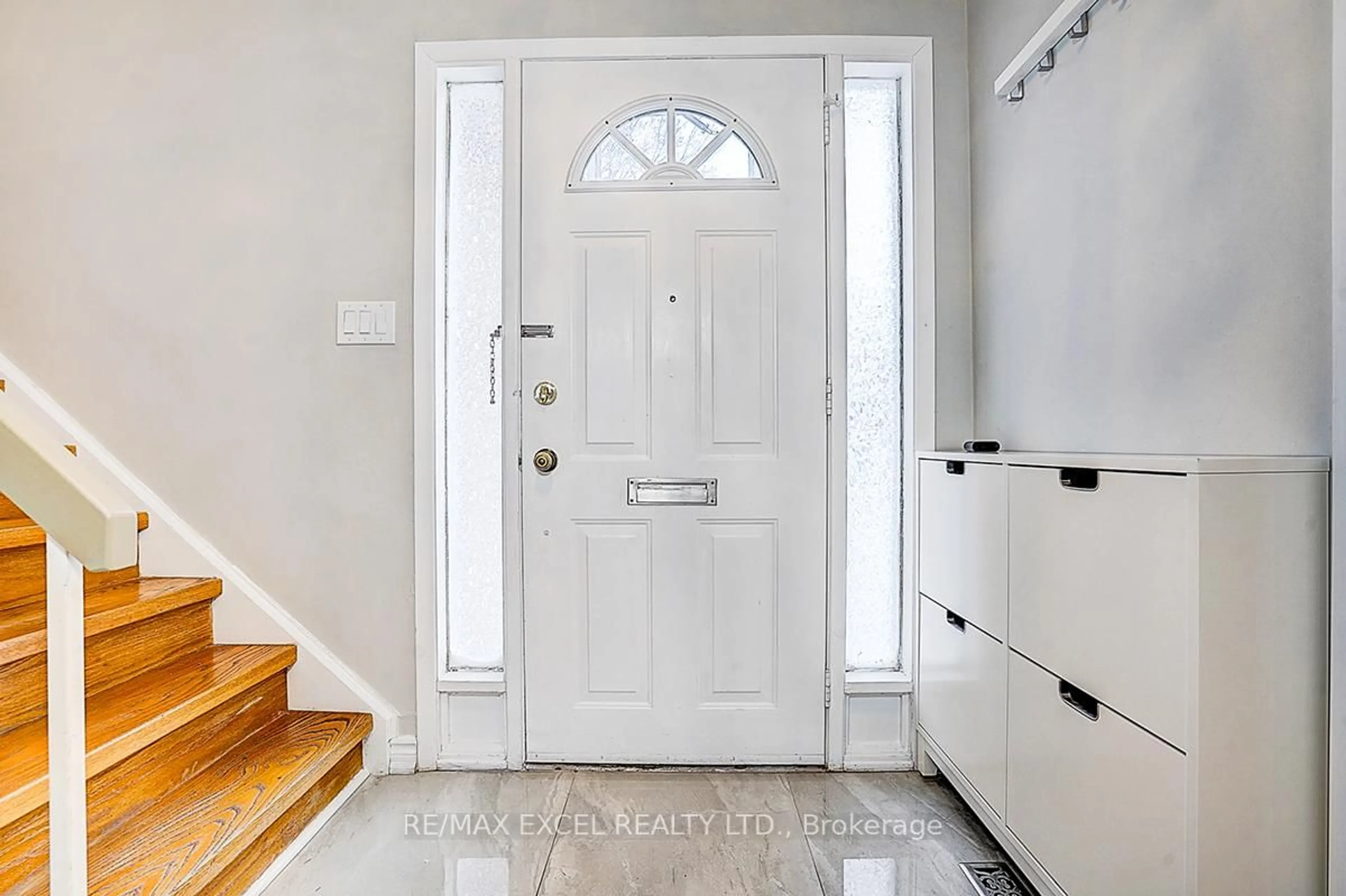 Indoor entryway for 28 Holsworthy Cres, Markham Ontario L3T 4C6