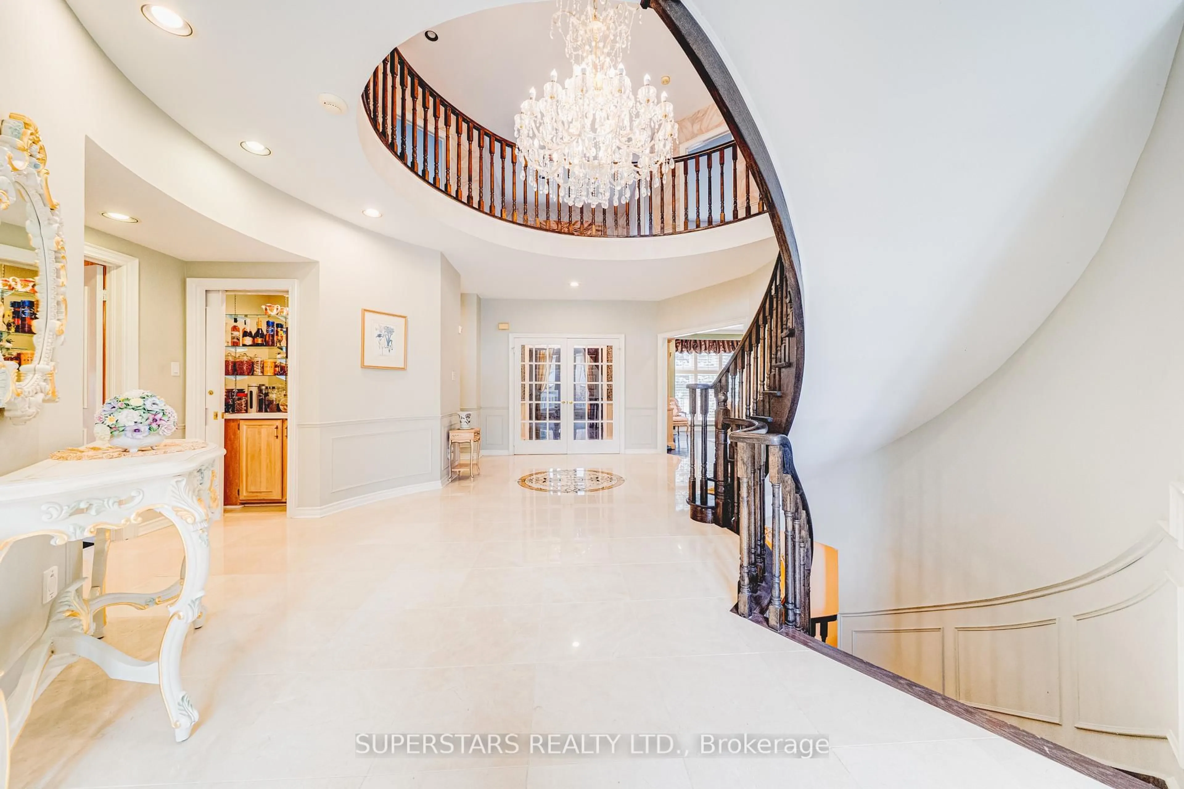 Indoor foyer for 28 Edmund Cres, Richmond Hill Ontario L4B 2X8