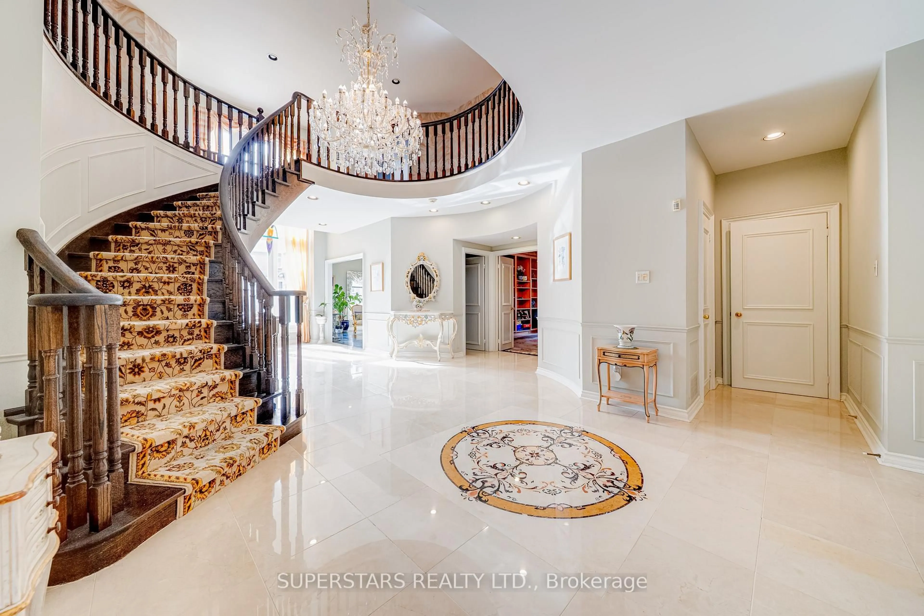 Indoor foyer for 28 Edmund Cres, Richmond Hill Ontario L4B 2X8