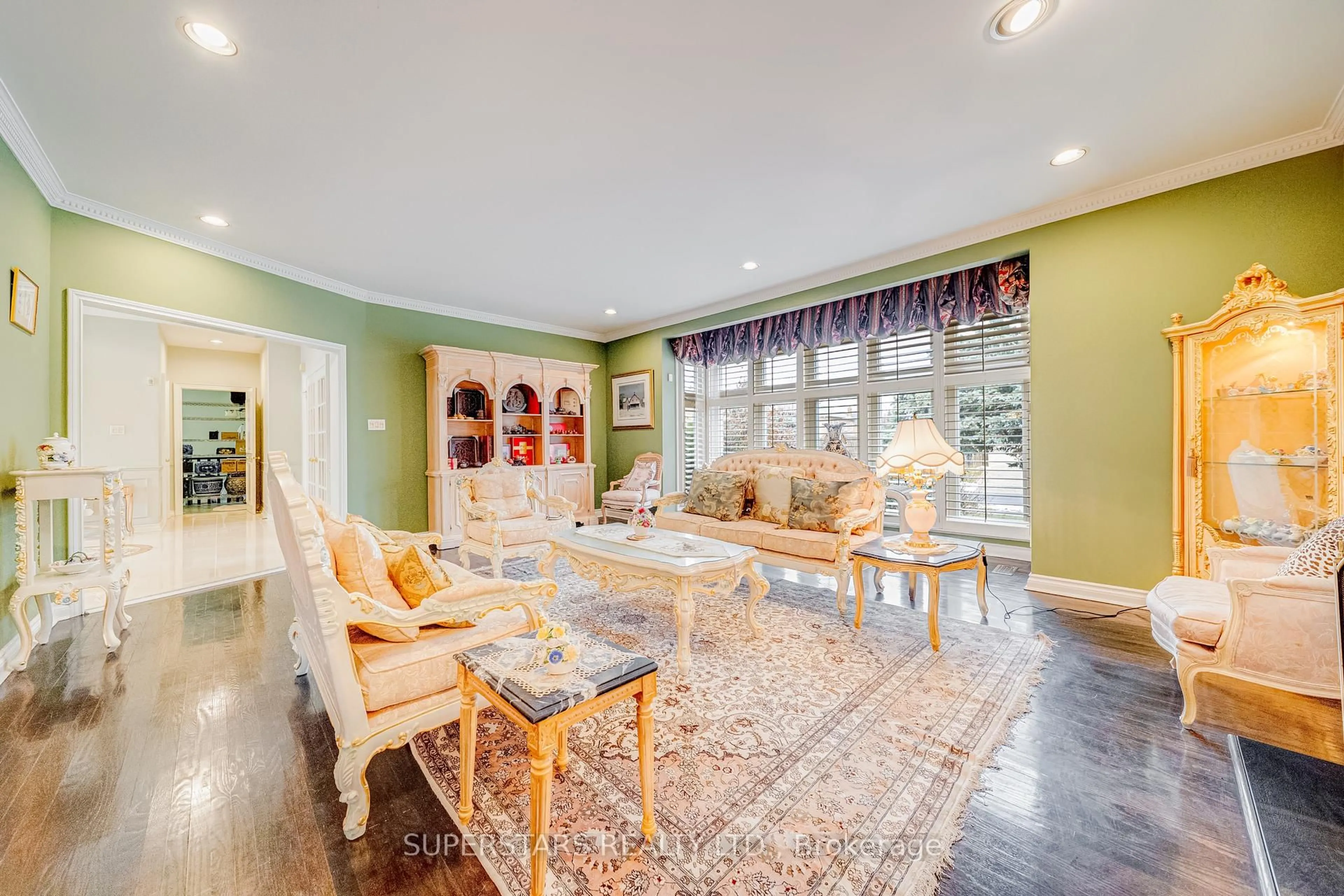 Living room with furniture, unknown for 28 Edmund Cres, Richmond Hill Ontario L4B 2X8