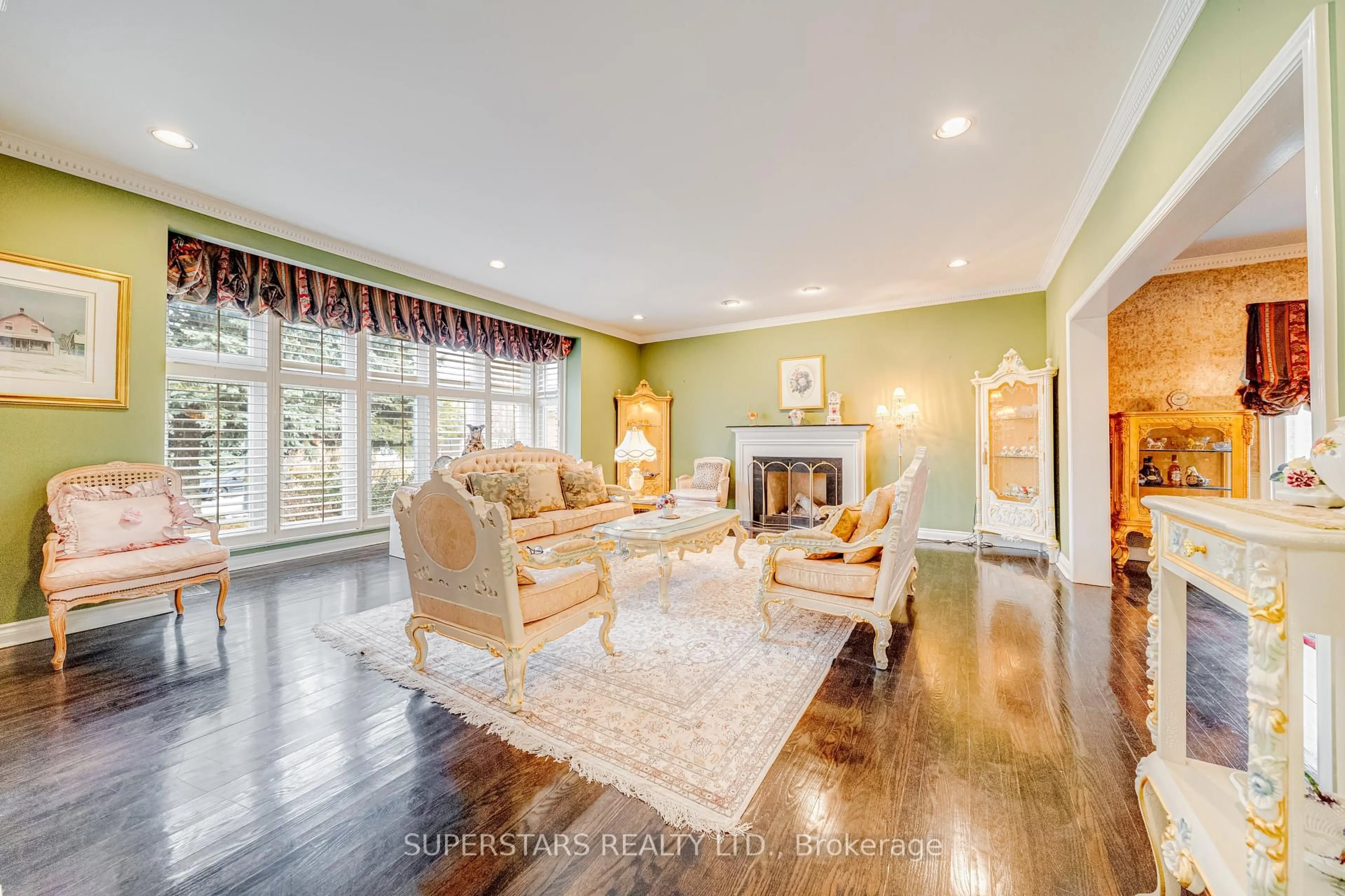 Living room with furniture, unknown for 28 Edmund Cres, Richmond Hill Ontario L4B 2X8