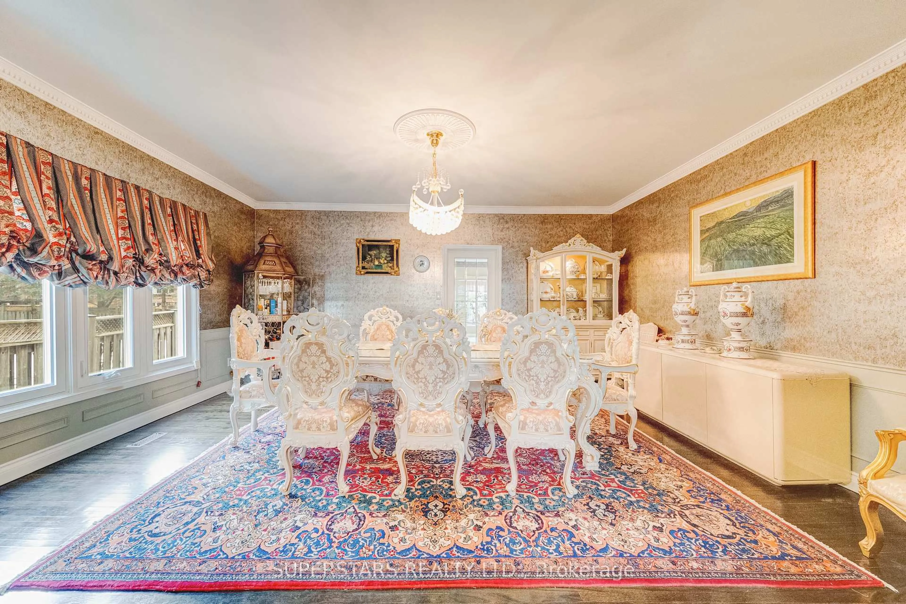 Dining room, carpet floor for 28 Edmund Cres, Richmond Hill Ontario L4B 2X8