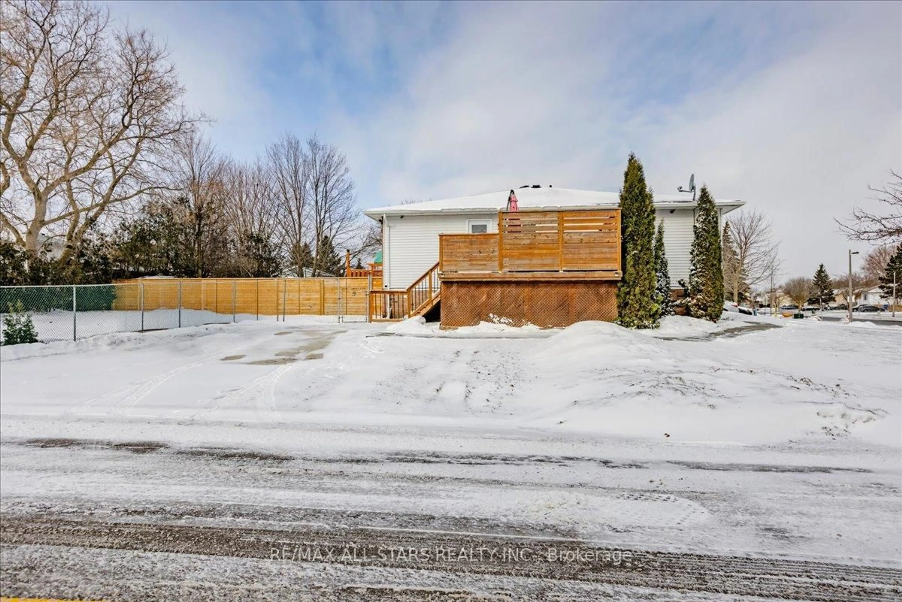 A pic from outside/outdoor area/front of a property/back of a property/a pic from drone, street for 77 Biscayne Blvd, Georgina Ontario L4P 3M8