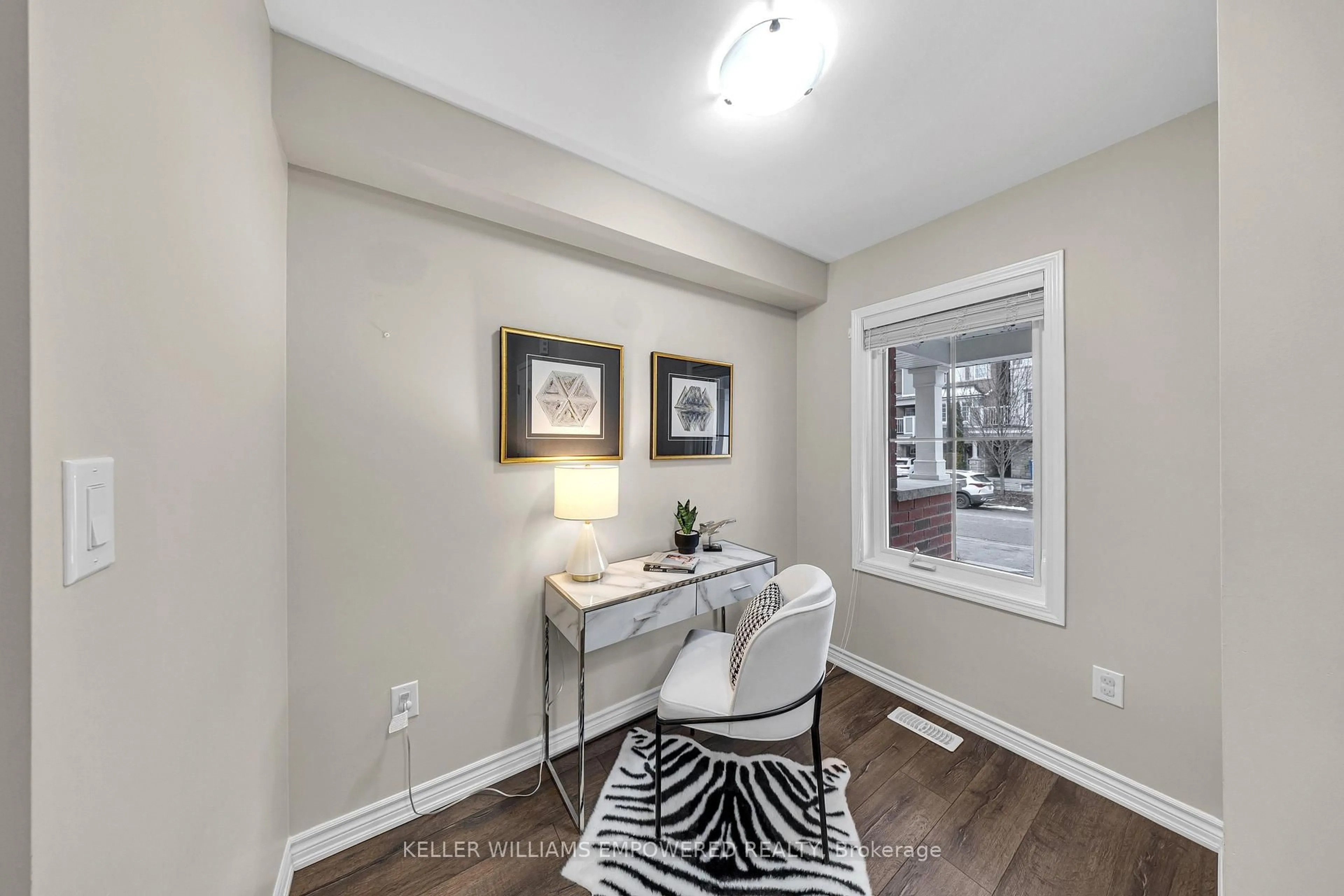 Indoor entryway for 39 Stocks Lane, Aurora Ontario L4G 0Y3