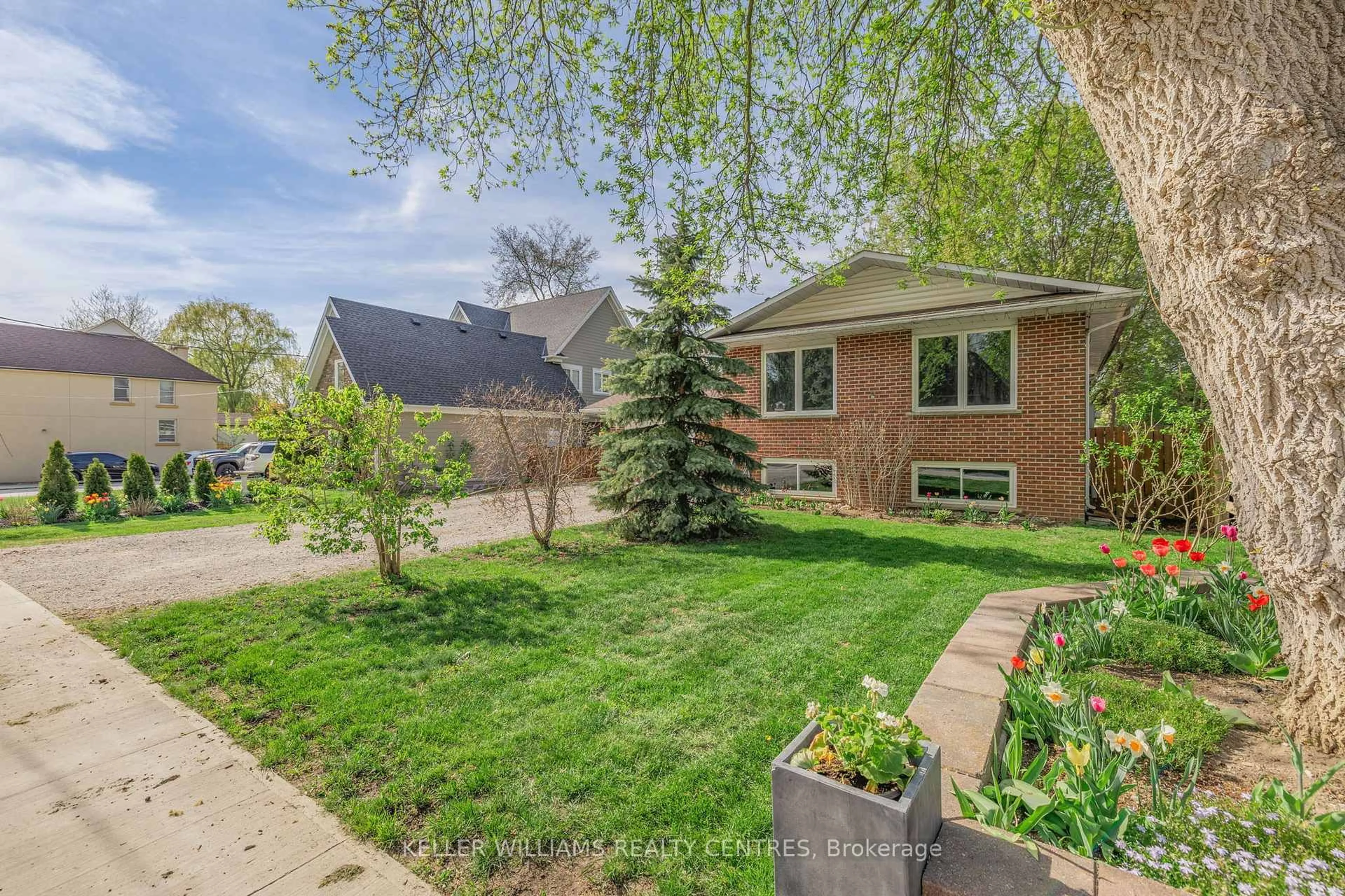 Unknown for 4 Selby St, Innisfil Ontario L0L 1L0