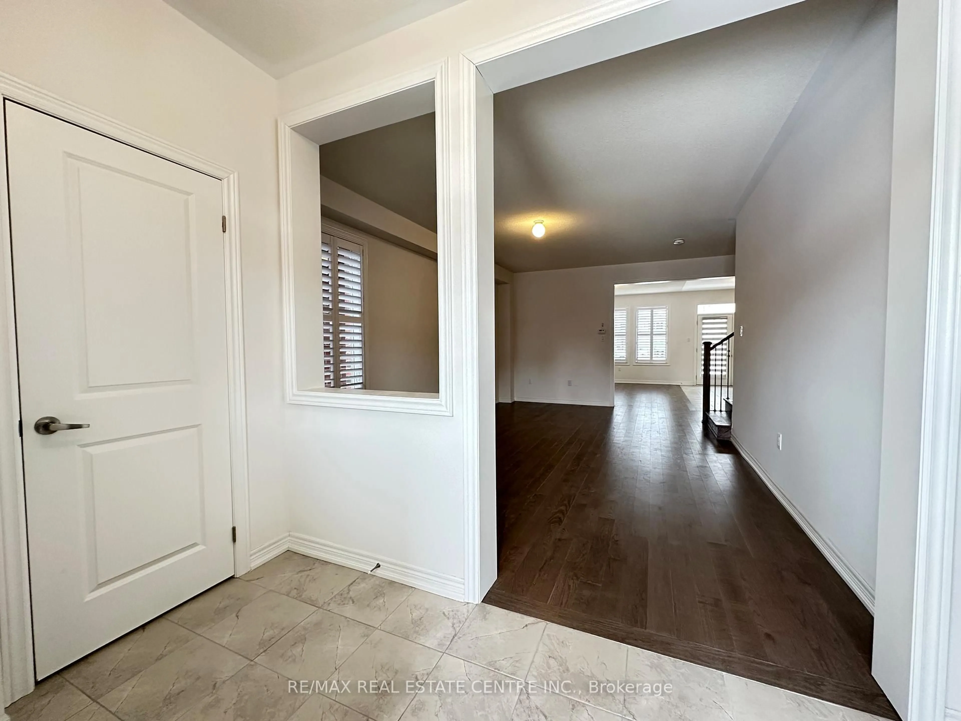 Indoor entryway for 70 Wakefield Blvd, Essa Ontario L3W 0L9