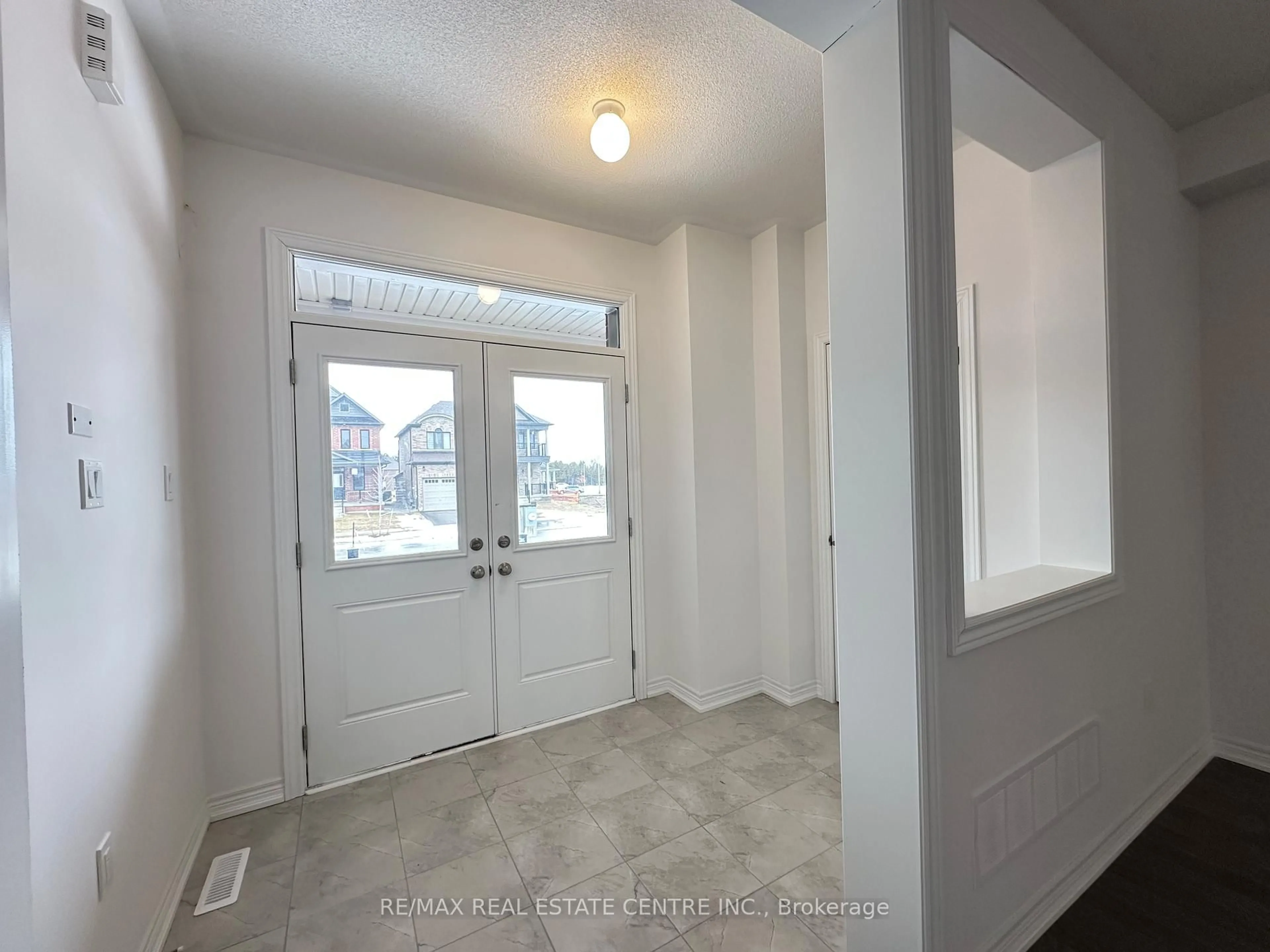 Indoor entryway for 70 Wakefield Blvd, Essa Ontario L3W 0L9