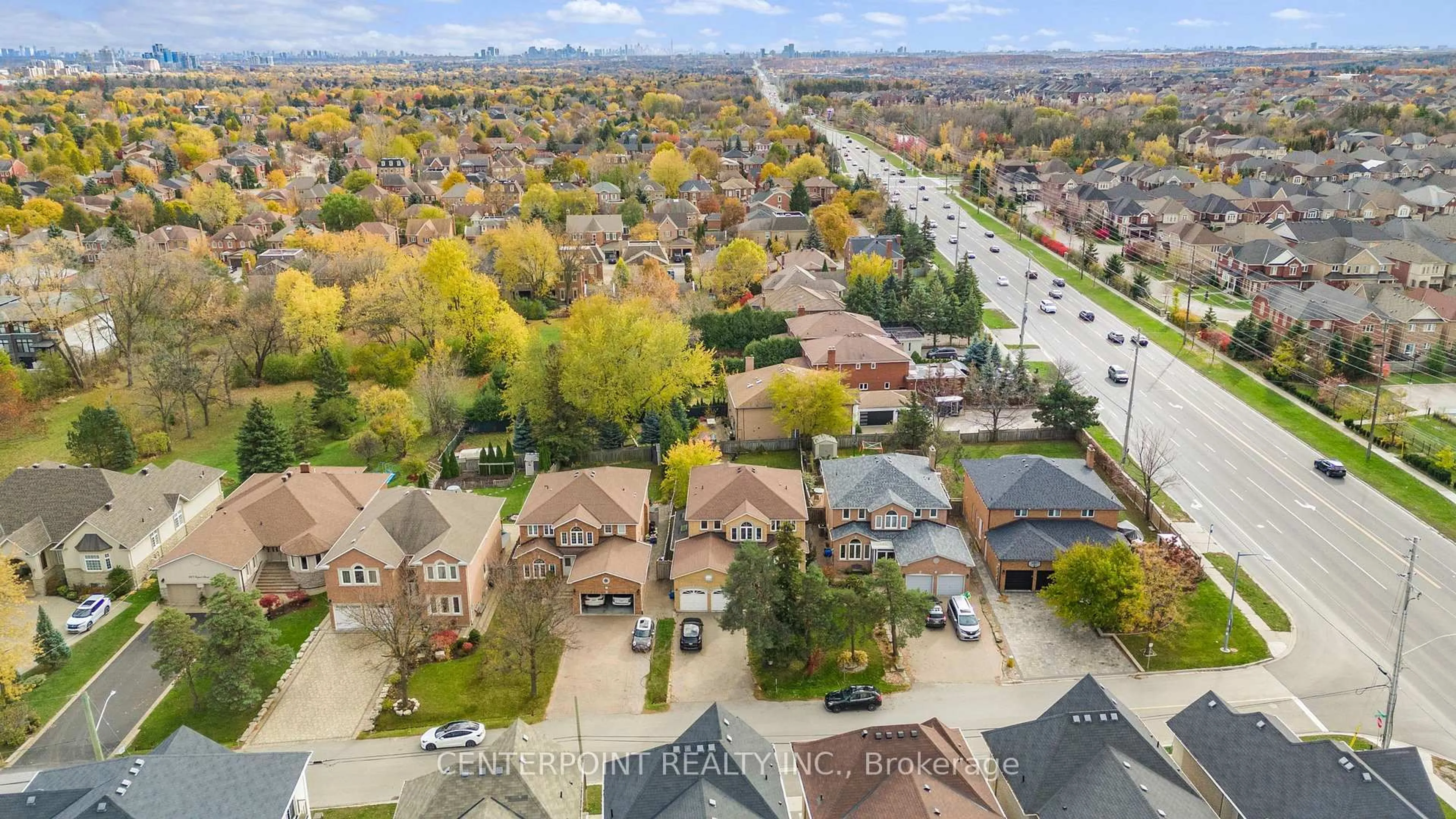 A pic from outside/outdoor area/front of a property/back of a property/a pic from drone, street for 277 Oxford St, Richmond Hill Ontario L4C 7V8
